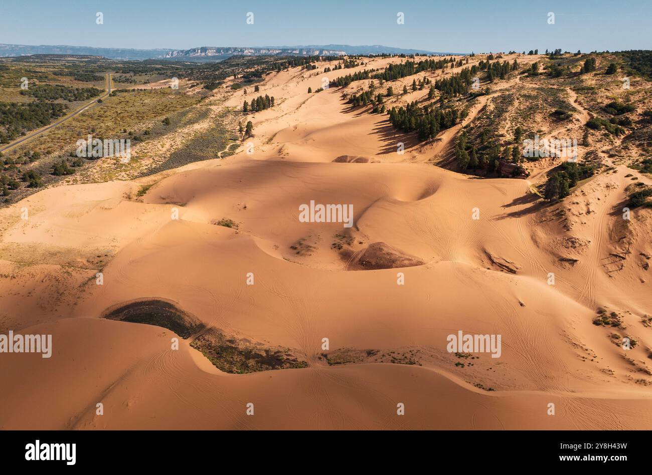 Vista aerea delle dune di sabbia rosa corallo nello Utah meridionale Foto Stock