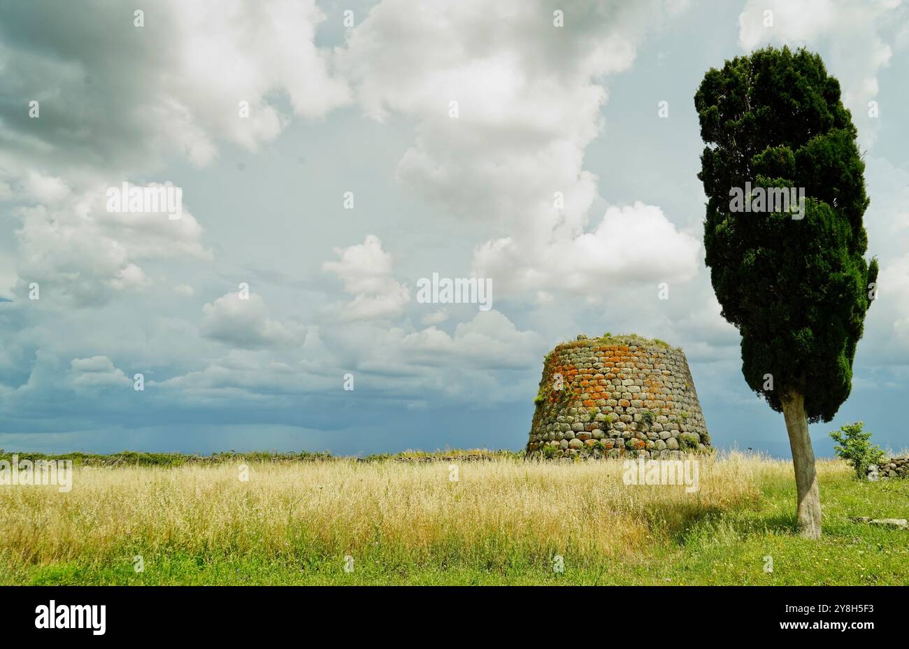 Nuraghe e chiesa romanica di Santa Sabina, Silanus, provincia di Nuoro, Sardegna, Italia Foto Stock