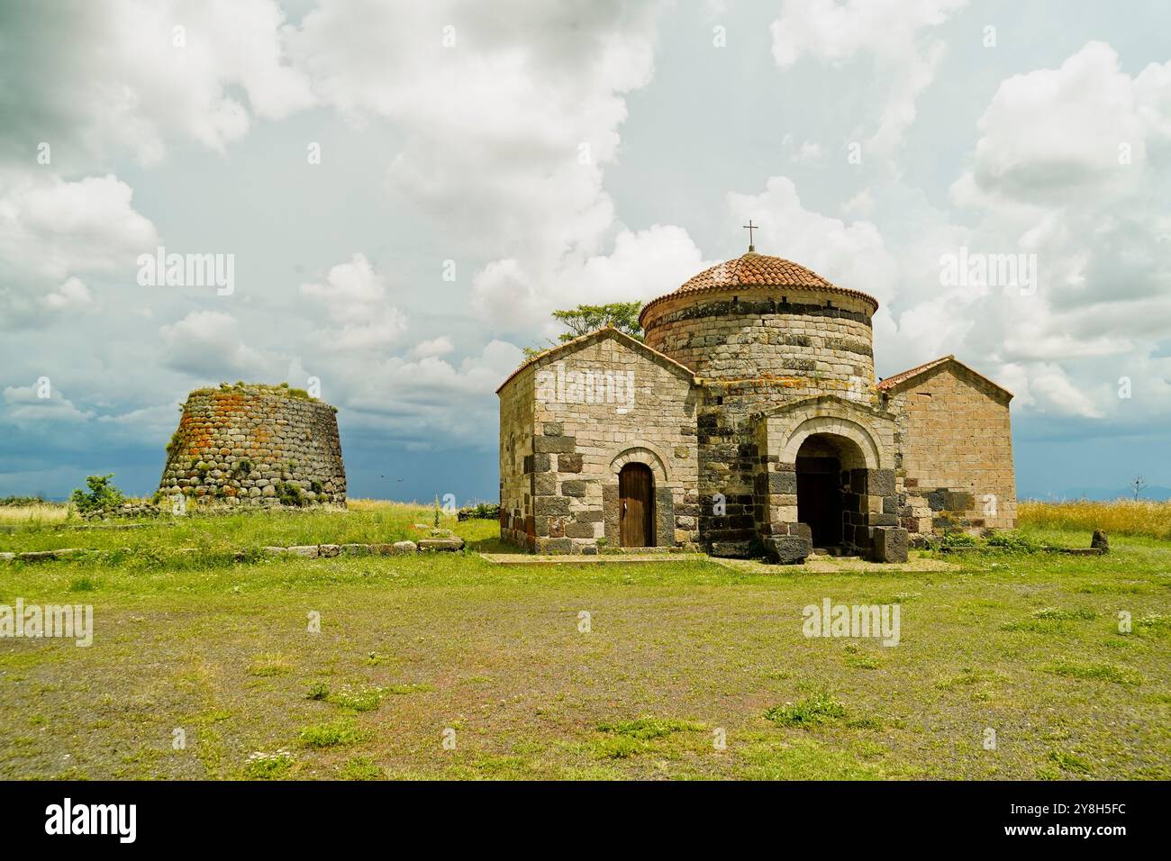 Nuraghe e chiesa romanica di Santa Sabina, Silanus, provincia di Nuoro, Sardegna, Italia Foto Stock