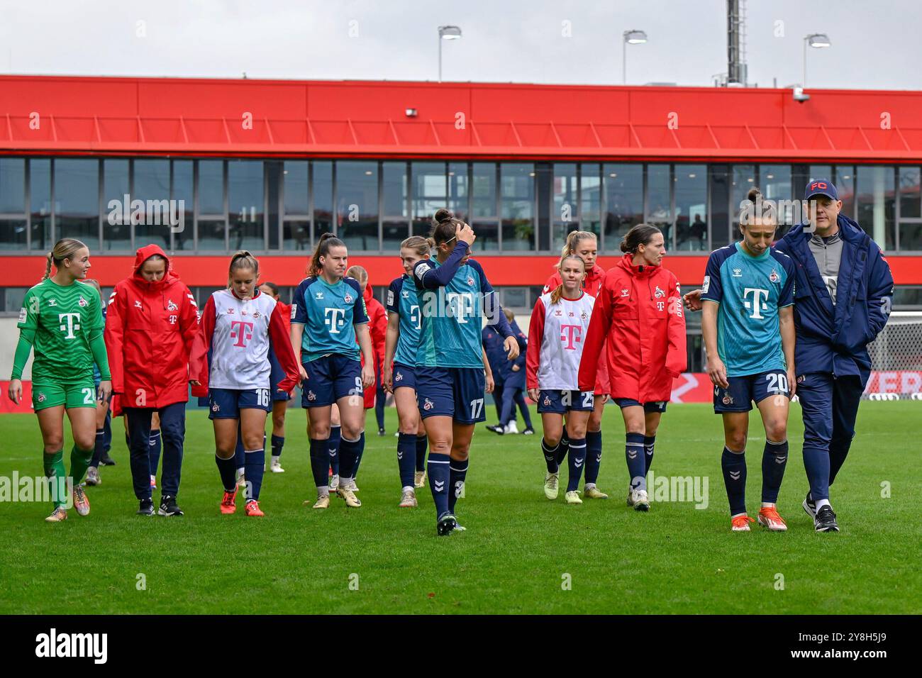 Kölner Spielerinnen enttäuscht schauend, Enttäuschung, frustrazione, deluso, pessimistisch, 05.10.2024, München (Deutschland), Fussball, Google Pixel Frauen-Bundesliga, FC Bayern München - 1. LE NORMATIVE FC KÖLN, DFB/DFL VIETANO L'USO DI FOTOGRAFIE COME SEQUENZE DI IMMAGINI E/O QUASI-VIDEO. Foto Stock