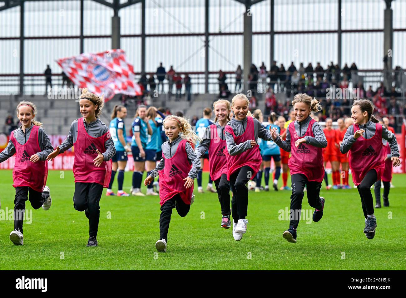 Die Einlaufkinder rennen vom Platz, 05.10.2024, München (Deutschland), Fussball, Google Pixel Frauen-Bundesliga, FC Bayern München - 1. LE NORMATIVE FC KÖLN, DFB/DFL VIETANO L'USO DI FOTOGRAFIE COME SEQUENZE DI IMMAGINI E/O QUASI-VIDEO. Foto Stock