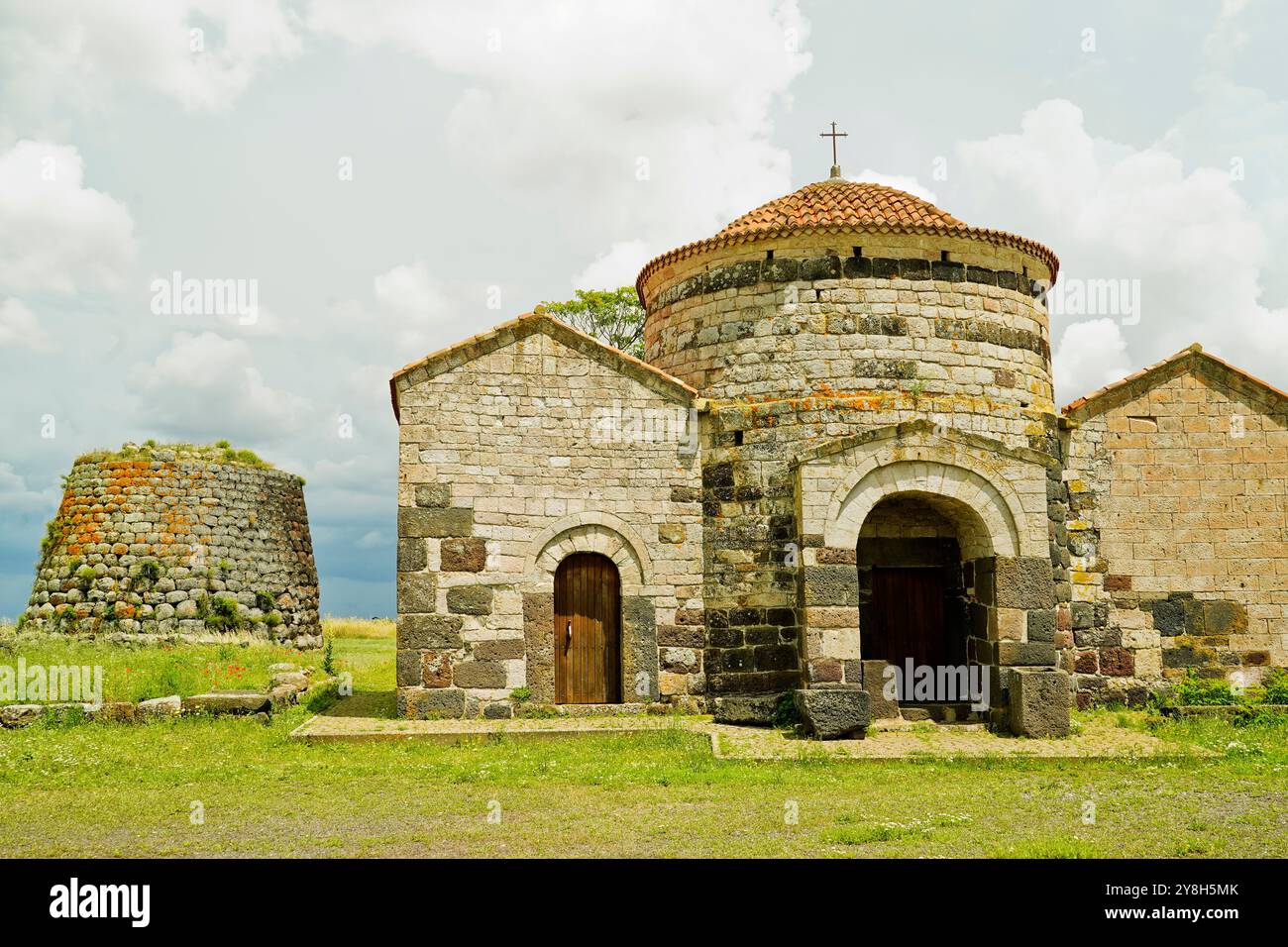 Nuraghe e chiesa romanica di Santa Sabina, Silanus, provincia di Nuoro, Sardegna, Italia Foto Stock