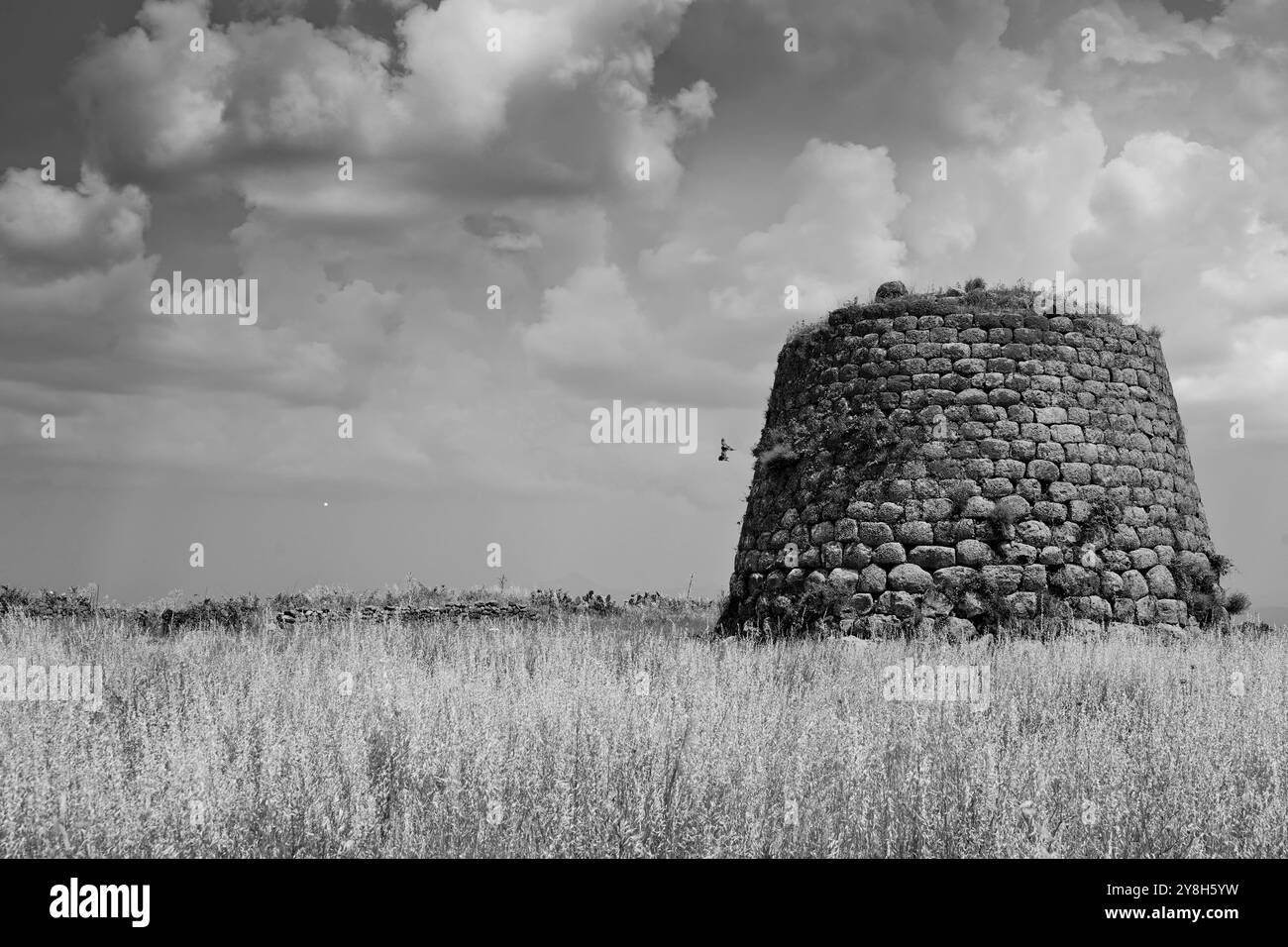 Nuraghe e chiesa romanica di Santa Sabina, Silanus, provincia di Nuoro, Sardegna, Italia Foto Stock