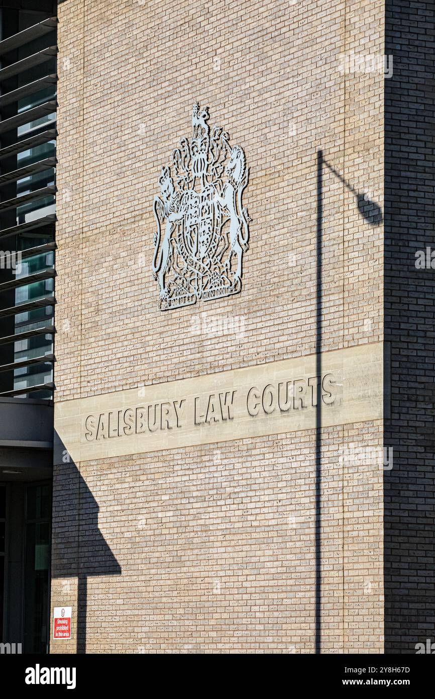 Elevazione anteriore e segnaletica dell'edificio del Salisbury Law Courts che mostra lo stemma e l'architettura. Credito John Rose/Alamy Foto Stock