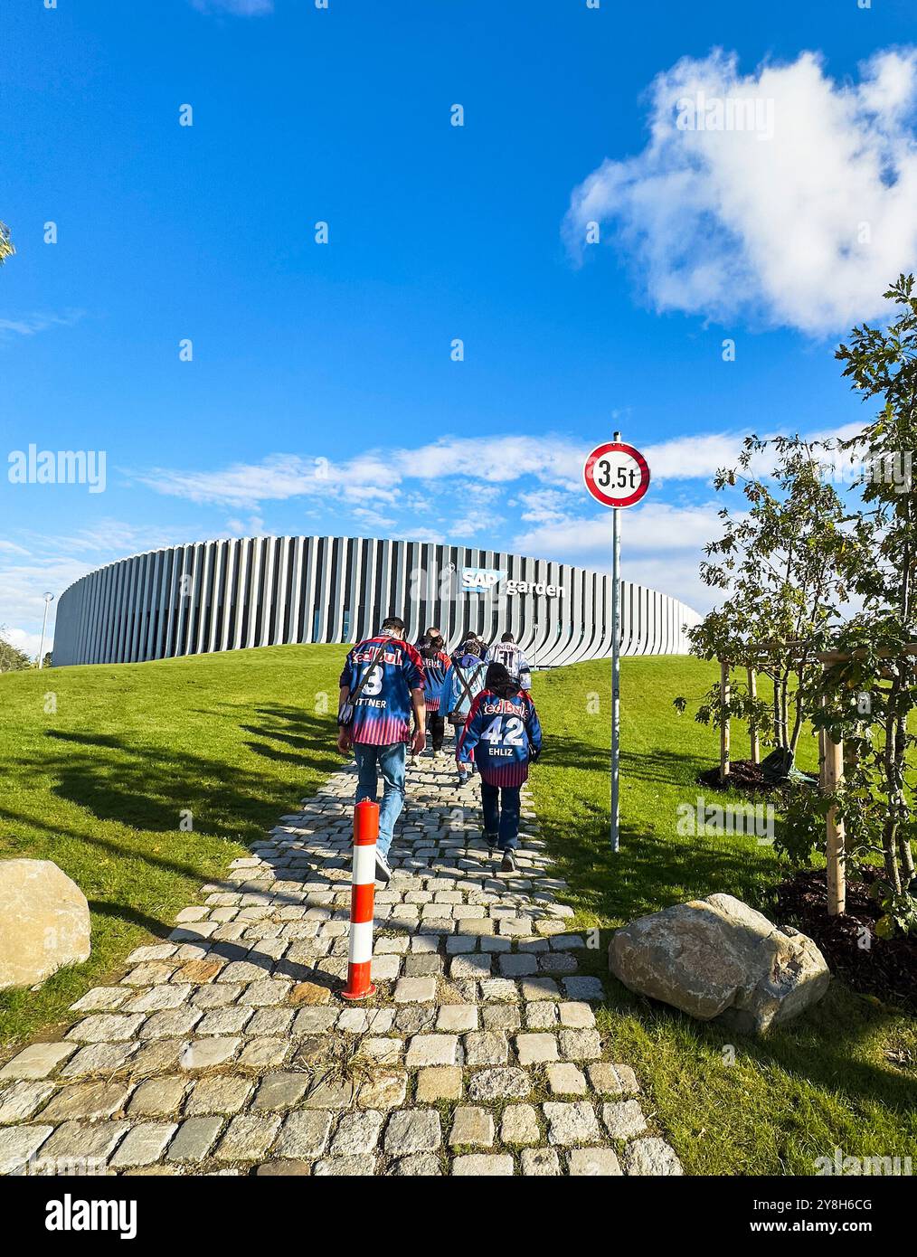 Monaco, Germania. 2 ottobre 2024. Il nuovo SAP Garden Multifunktionsarena prima del Penny DEL match EHC RB MUENCHEN - GRIZZZLYS WOLFSBURG 7-4 al SAP Garden di Monaco, Germania, 2 ottobre 2024. Stagione 2024/2025, giorno 5, fotografo: ddp Images/STAR-Images Credit: ddp media GmbH/Alamy Live News Foto Stock