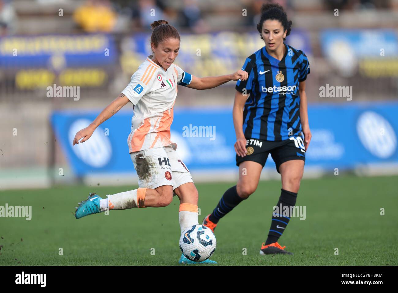 Milano, Italia. 5 ottobre 2024. Manuela Giugliano della AS Roma viene inseguita da Ghoutia Karchouni dell'FC Internazionale durante la partita di serie A femminile all'Arena Civica Gianni Brera, Milano. Il credito per immagini dovrebbe essere: Jonathan Moscrop/Sportimage Credit: Sportimage Ltd/Alamy Live News Foto Stock