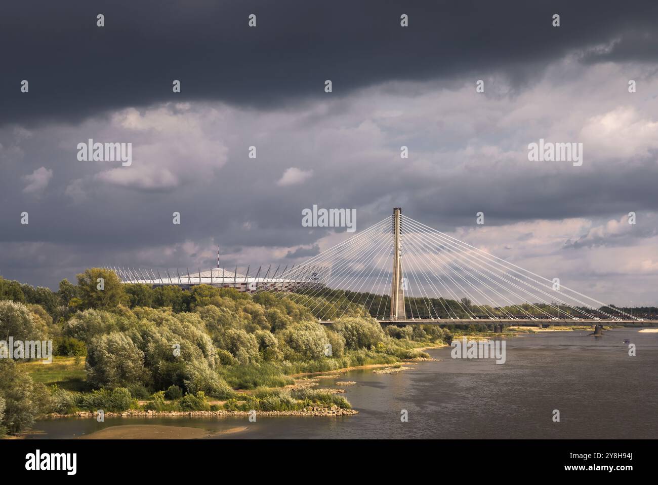 Nuvole scure si stendono sul fiume fistola, mettendo in risalto il vibrante paesaggio e l'architettura di Varsavia, la Polonia Foto Stock