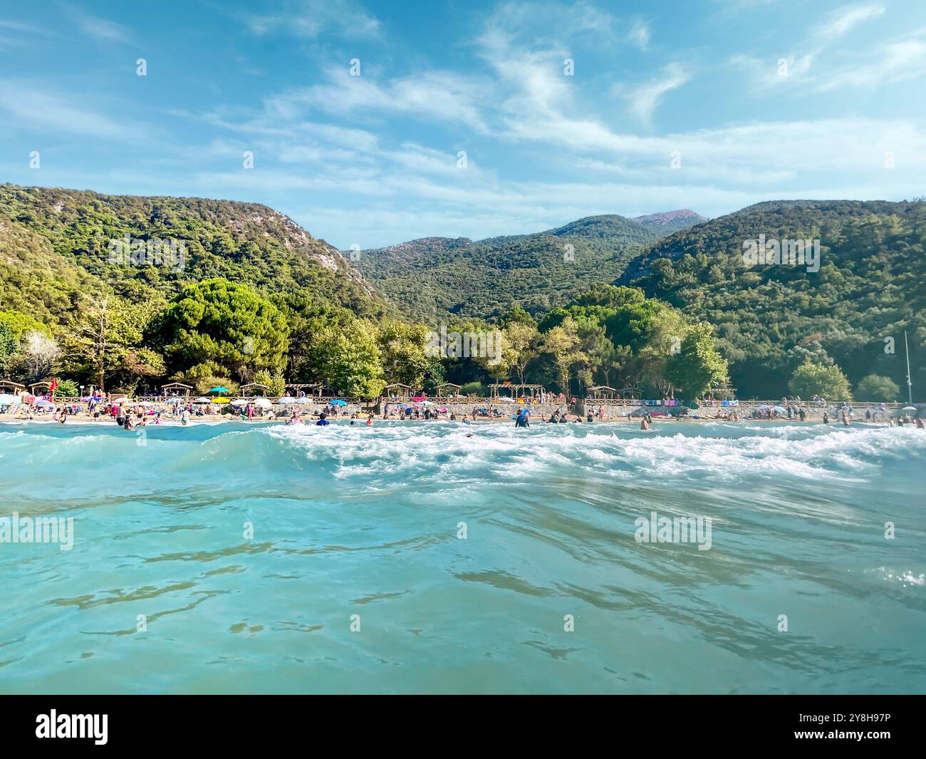 Kuşadası, Aydın, Turkiye - 27.07.2024: Foto estiva di Dilek o del parco nazionale di Güzelçamlı con nuotatori Foto Stock