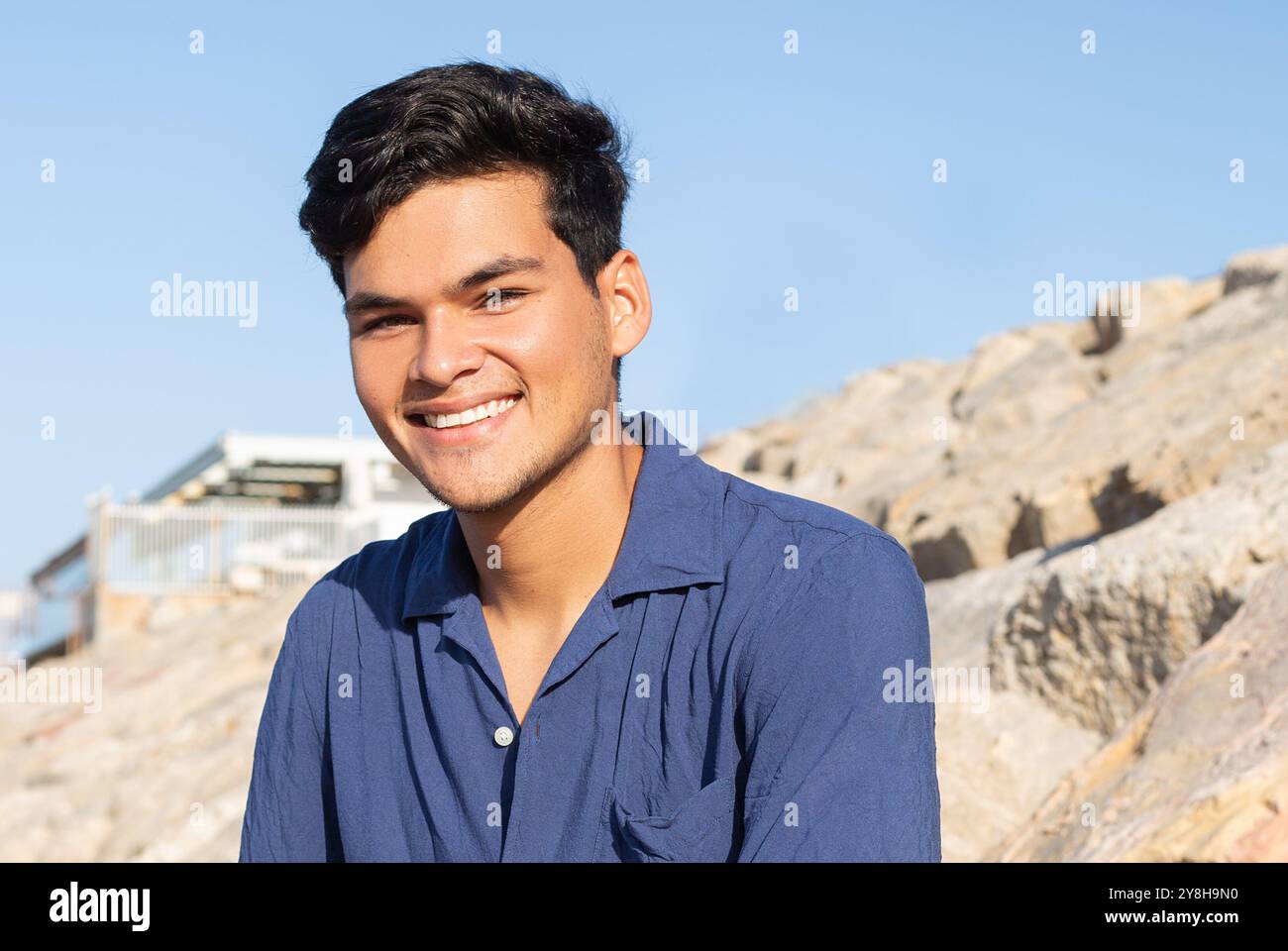 Ritratto di un felice giovane ragazzo Foto Stock