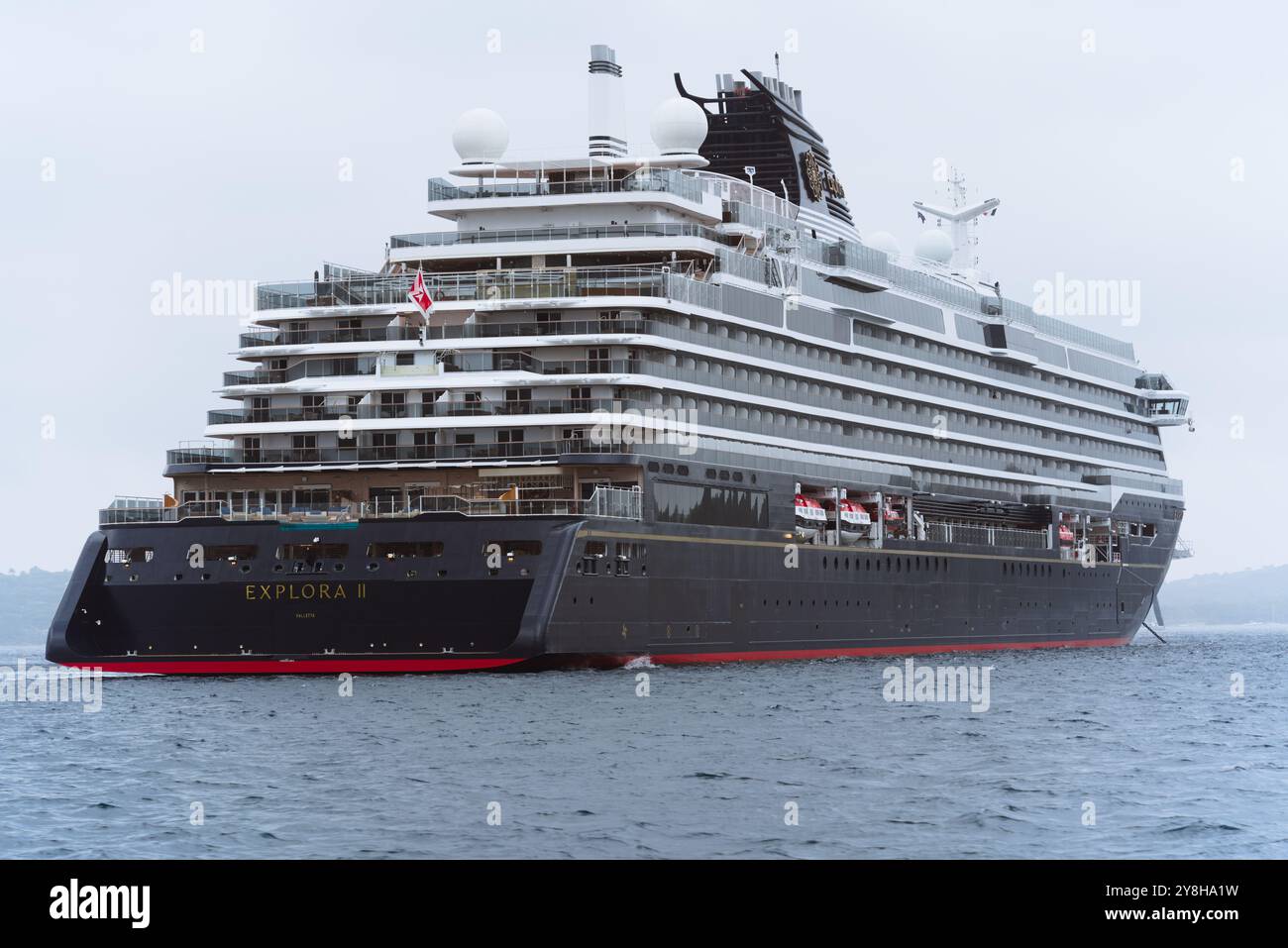 MSC Explora 2 ormeggiata a Saint-Tropez: Crociera di lusso presso l'iconico porto Foto Stock