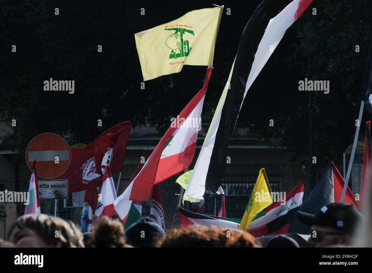 Roma, Italia. 5 ottobre 2024. Bandiera hezbollah alla manifestazione nazionale a sostegno della Palestina ed il Libano contro guerra d'Israele. Roma sabato 05 ottobre 2024 (foto Mauro Scrobogna / LaPresse) bandiera Hezbollah alla manifestazione nazionale a sostegno della Palestina e del Libano contro la guerra di Israele. Roma sabato 05 ottobre 2024 (foto di Mauro Scrobogna/LaPresse) credito: LaPresse/Alamy Live News Foto Stock