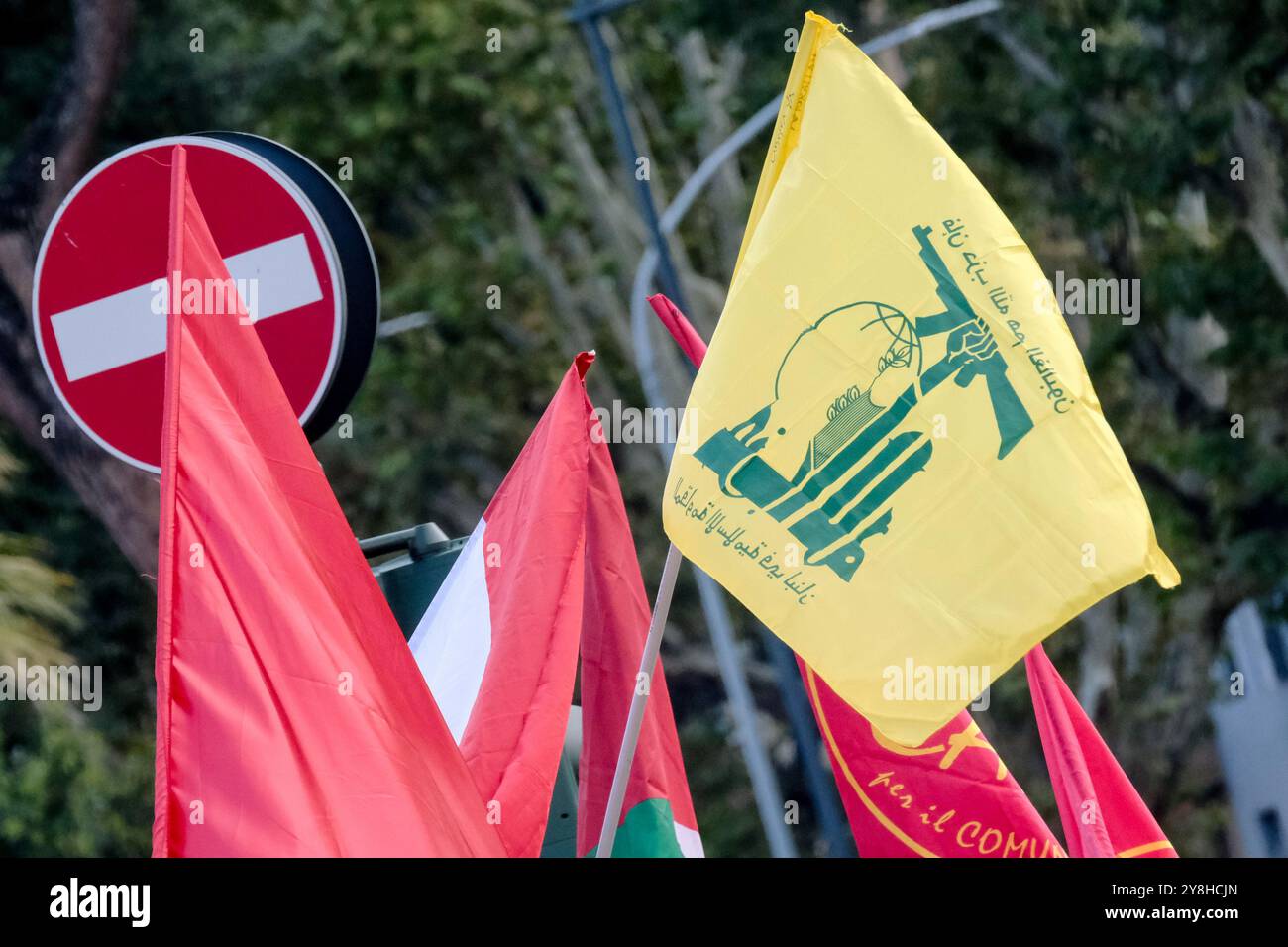 Roma, Italia. 5 ottobre 2024. Bandiera hezbollah alla manifestazione nazionale a sostegno della Palestina ed il Libano contro guerra d'Israele. Roma sabato 05 ottobre 2024 (foto Mauro Scrobogna / LaPresse) bandiera Hezbollah alla manifestazione nazionale a sostegno della Palestina e del Libano contro la guerra di Israele. Roma sabato 05 ottobre 2024 (foto di Mauro Scrobogna/LaPresse) credito: LaPresse/Alamy Live News Foto Stock