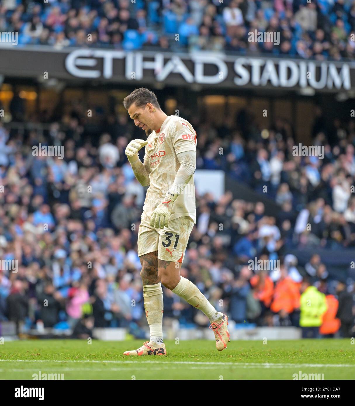 Etihad Stadium, Manchester, Regno Unito. 5 ottobre 2024. Premier League Football, Manchester City contro Fulham; Ederson of Manchester City Credit: Action Plus Sports/Alamy Live News Foto Stock