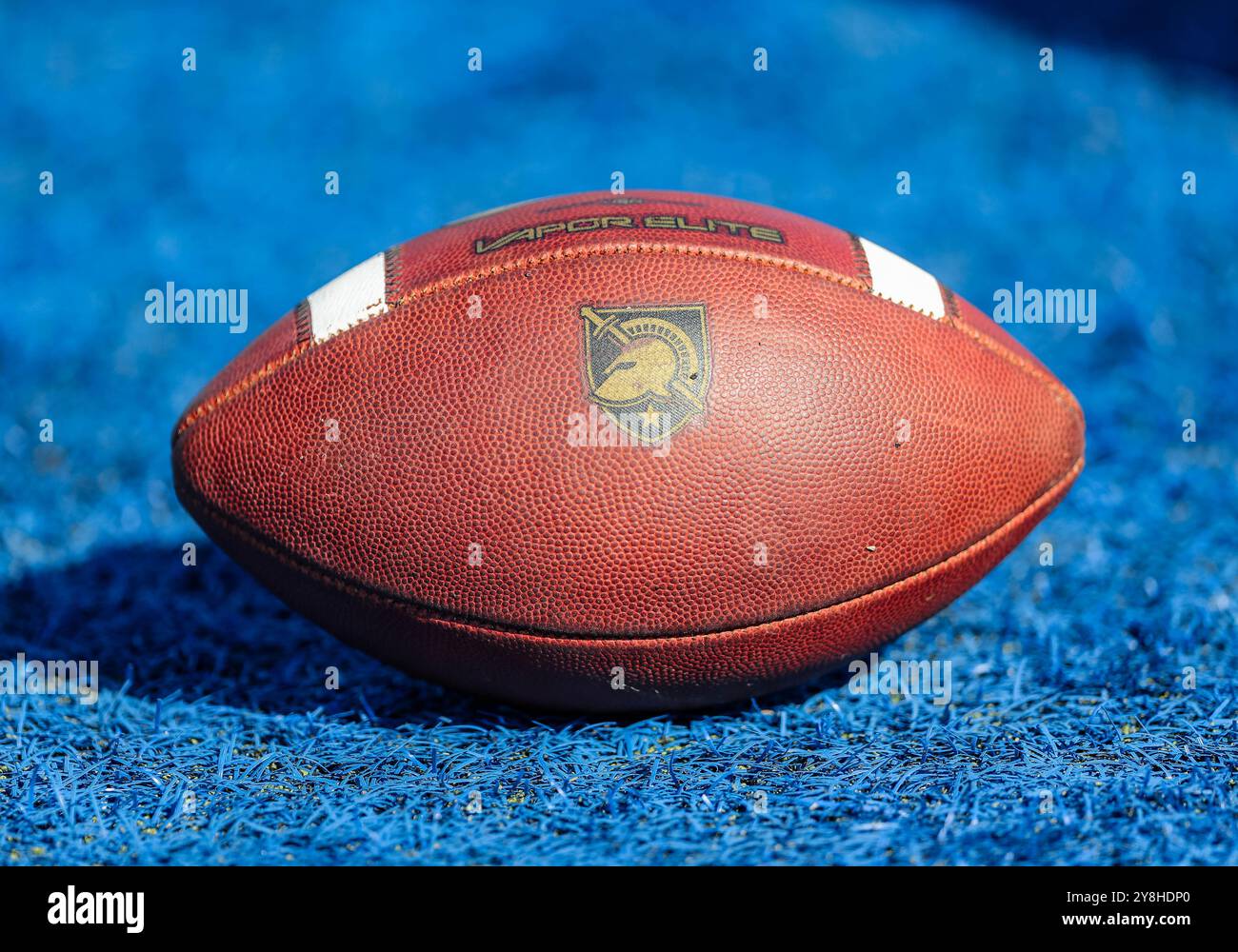 5 ottobre 2024: Il logo dell'Army Black Knights football sul prato prima della partita di calcio NCAA tra l'Army Westpoint Academy e l'Università di Tulsa allo stadio ha Chapman di Tulsa, Oklahoma. Ron Lane/CSM (immagine di credito: © Ron Lane/Cal Sport Media) Foto Stock
