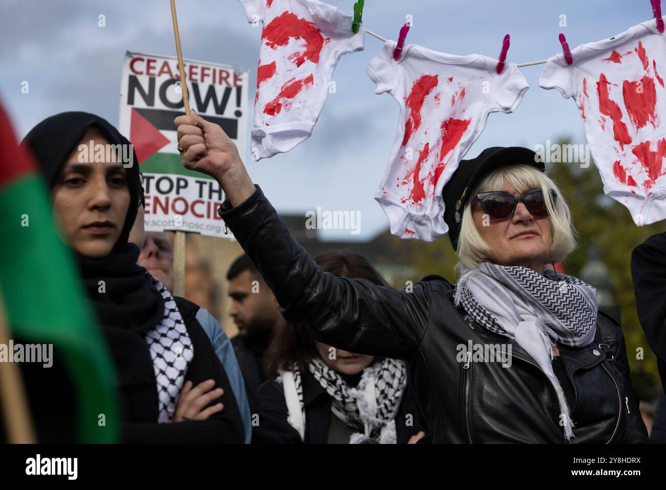 Raduno di sostegno alla Palestina e al Libano, organizzato dal Comitato di emergenza per il genocidio degli amici scozzesi della Palestina e di Gaza, in prossimità del primo anniversario del conflitto di Hamas e Israele, a Edimburgo, in Scozia, il 5 ottobre 2024. Foto Stock