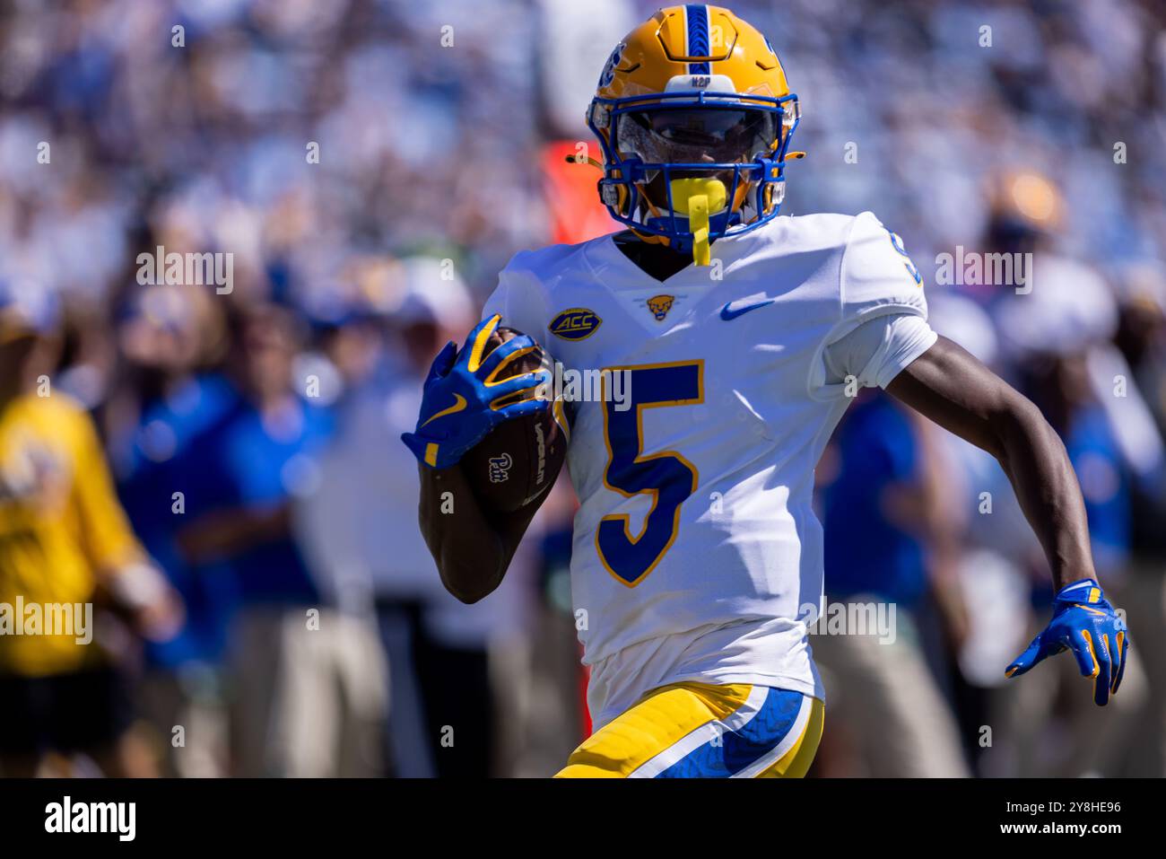 5 ottobre 2024: Il wide receiver dei Pittsburgh Panthers Raphael Williams Jr. (5) corre in touchdown contro i North Carolina Tar Heels nel primo tempo della partita di football ACC al Kenan Memorial Stadium di Chapel Hill, North Carolina. (Scott Kinser/CSM) Foto Stock