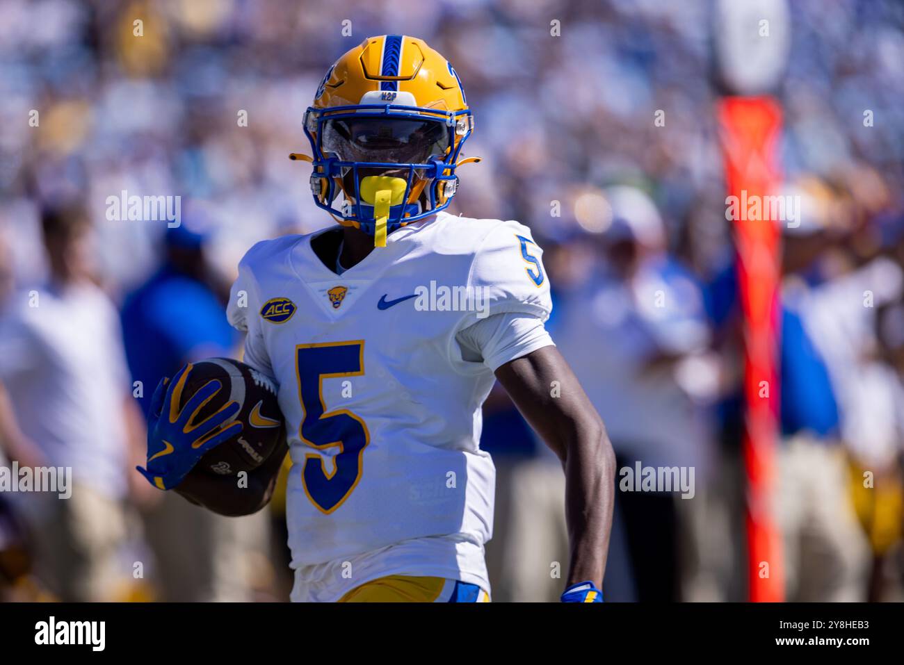 5 ottobre 2024: Il wide receiver dei Pittsburgh Panthers Raphael Williams Jr. (5) corre in touchdown contro i North Carolina Tar Heels nel primo tempo della partita di football ACC al Kenan Memorial Stadium di Chapel Hill, North Carolina. (Scott Kinser/CSM) Foto Stock