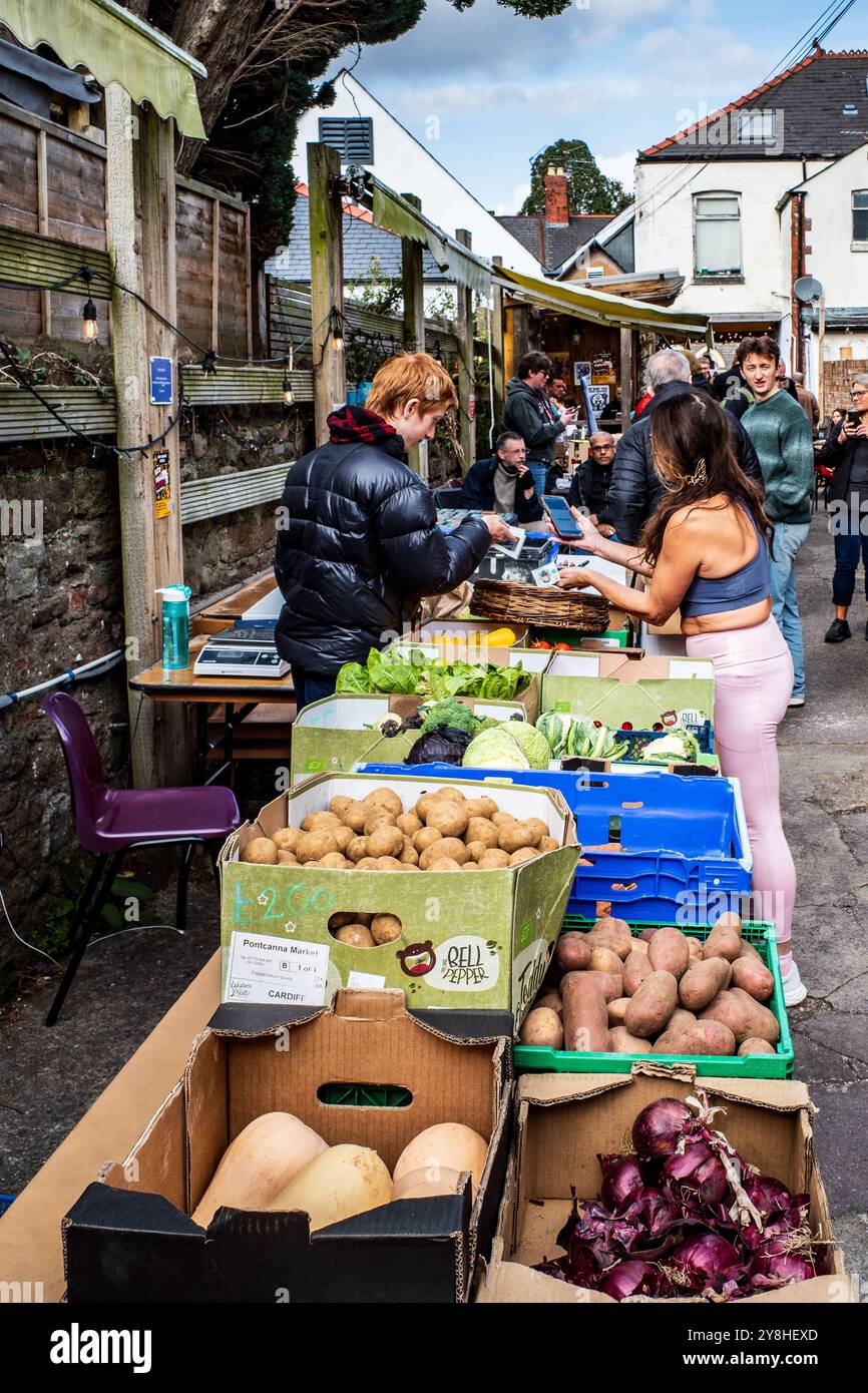 King's Road Yard Street Market, Pontcanna, Cardiff. Mercato agricolo, pop-up, arte, artigianato, cibo. Vendita al dettaglio, cibo artigianale, artigianato. comunità. Foto Stock