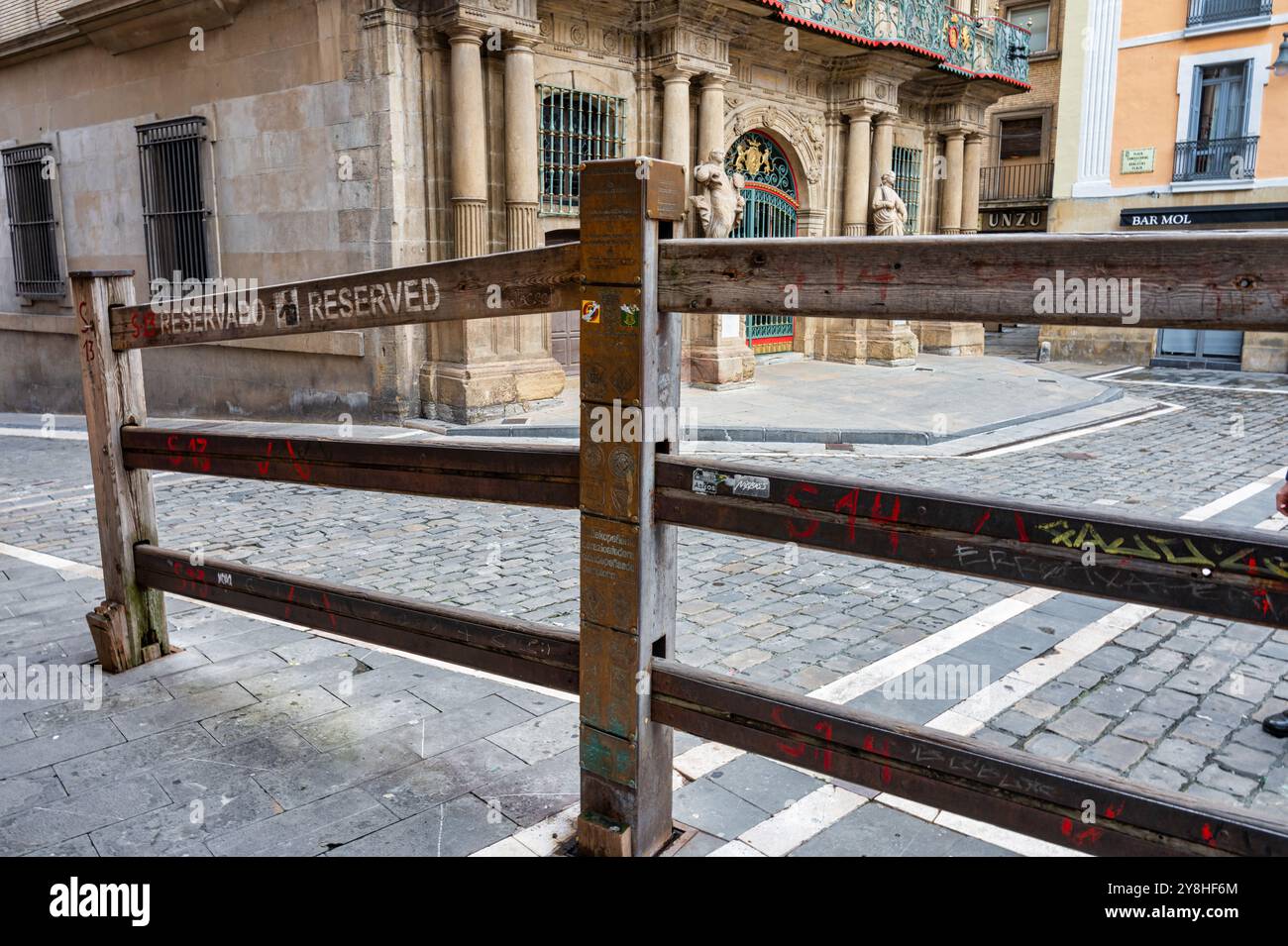 Pamplona, Spagna - 19 maggio 2024: La recinzione che trattiene i tori nella corsa dei tori di Pamplona. Foto Stock
