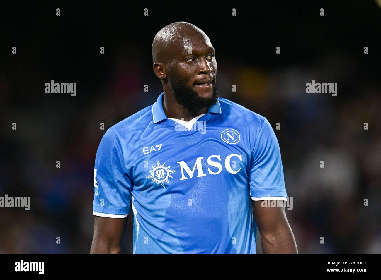 Romelu Lukaku della SSC Napoli guarda durante la partita di serie A tra SSC Napoli e Como 1907 allo stadio Diego Armando Maradona di Napoli, Italia su O. Foto Stock