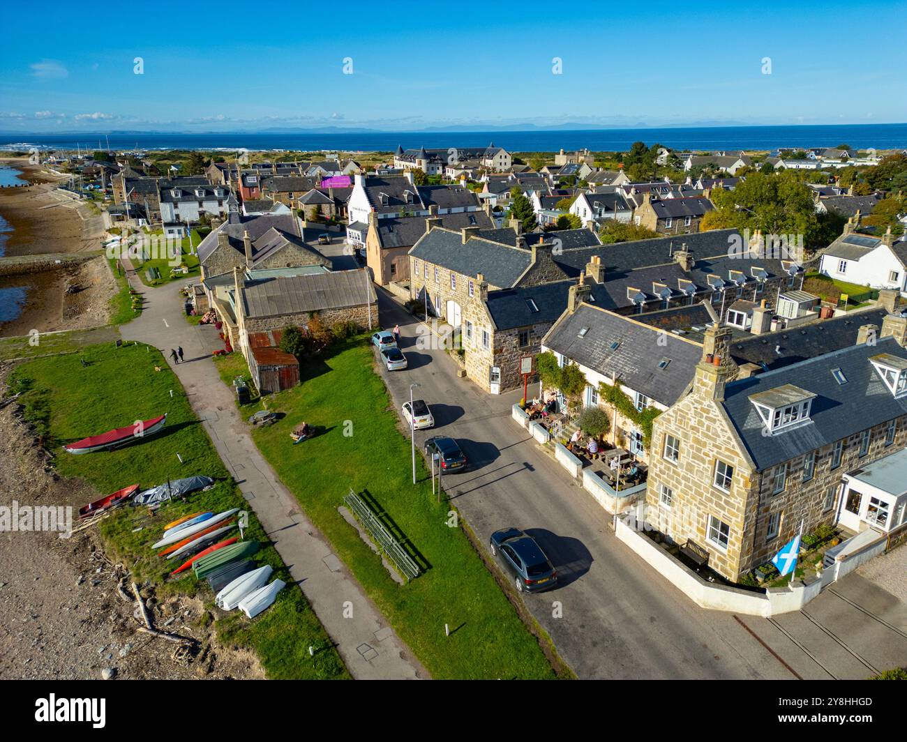 Vista aerea dal drone del Kimberley Inn hotel nel villaggio di Findhorn sulla costa di Moray nell'Aberdeenshire Scozia, Regno Unito Foto Stock