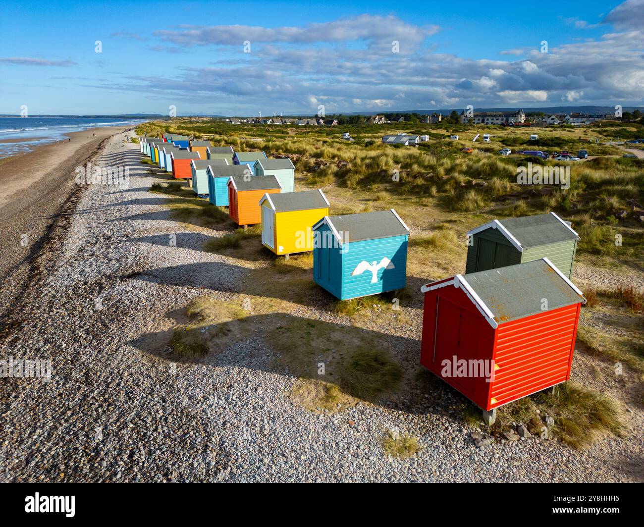 Vista aerea dal drone delle colorate capanne sulla spiaggia di Findhorn sulla costa di Moray nell'Aberdeenshire Scozia, Regno Unito Foto Stock