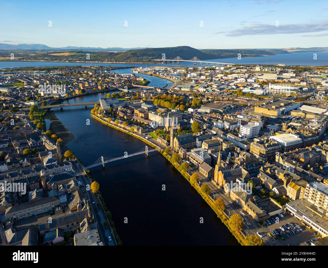 Veduta aerea dal drone del fiume Ness nel centro della citta' di Inverness , Highlands scozzesi, Scozia, Regno Unito Foto Stock