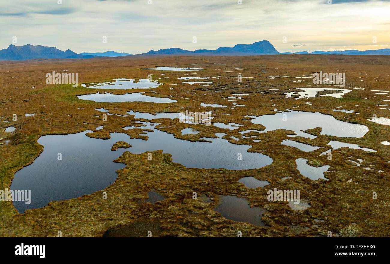Vista aerea del paesaggio di torbiere in Una Mhoine nel Flow Country, sito patrimonio dell'umanità per le torbiere a Sutherland, Highlands scozzesi, Scozia Foto Stock
