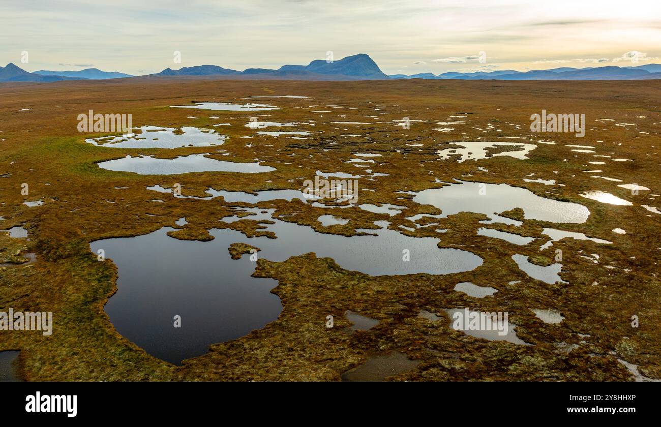 Vista aerea del paesaggio di torbiere in Una Mhoine nel Flow Country, sito patrimonio dell'umanità per le torbiere a Sutherland, Highlands scozzesi, Scozia Foto Stock