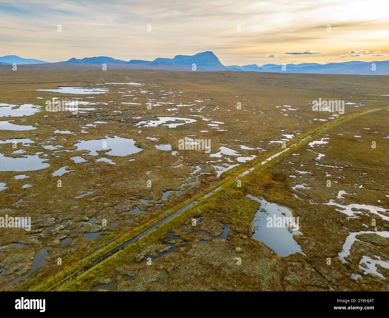 Vista aerea del paesaggio di torbiere in Una Mhoine nel Flow Country, sito patrimonio dell'umanità per le torbiere a Sutherland, Highlands scozzesi, Scozia Foto Stock