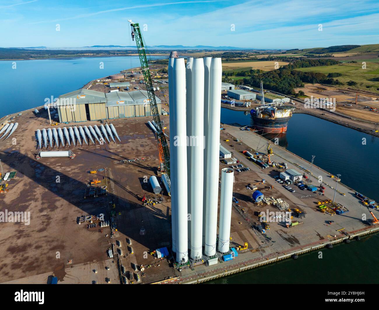 Veduta aerea dal drone delle torri eoliche offshore in costruzione presso il Nigg Energy Park , Nigg, Ross e Cromarty, Scottish Highlands, Scozia, REGNO UNITO Foto Stock