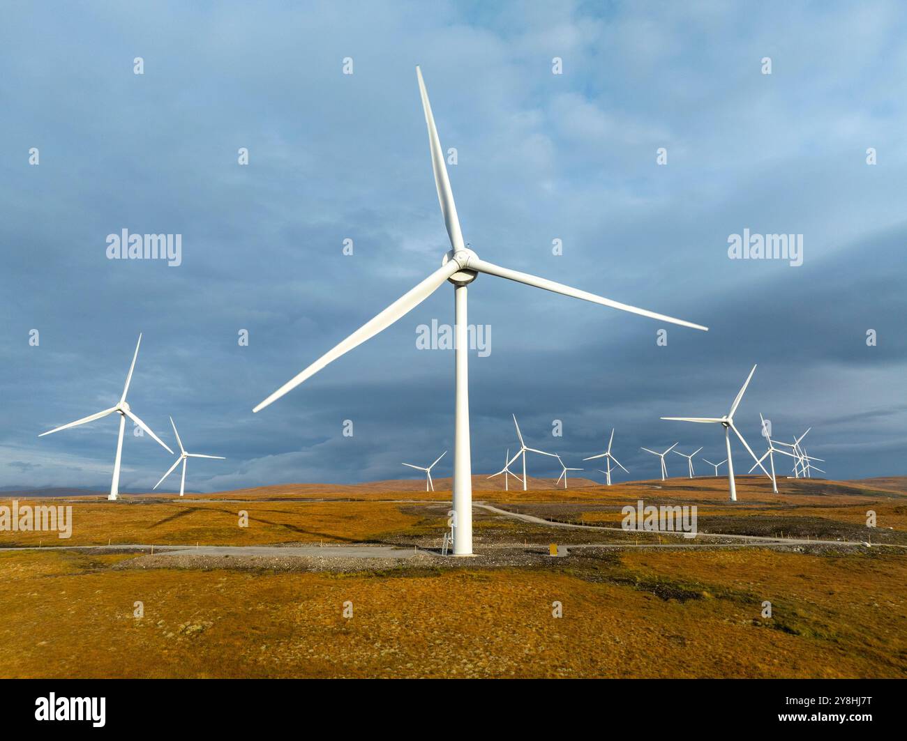 Vista aerea dal drone delle turbine eoliche vicino ad Altnaharra nel Sutherland, Highlands scozzesi, Scozia, Regno Unito Foto Stock