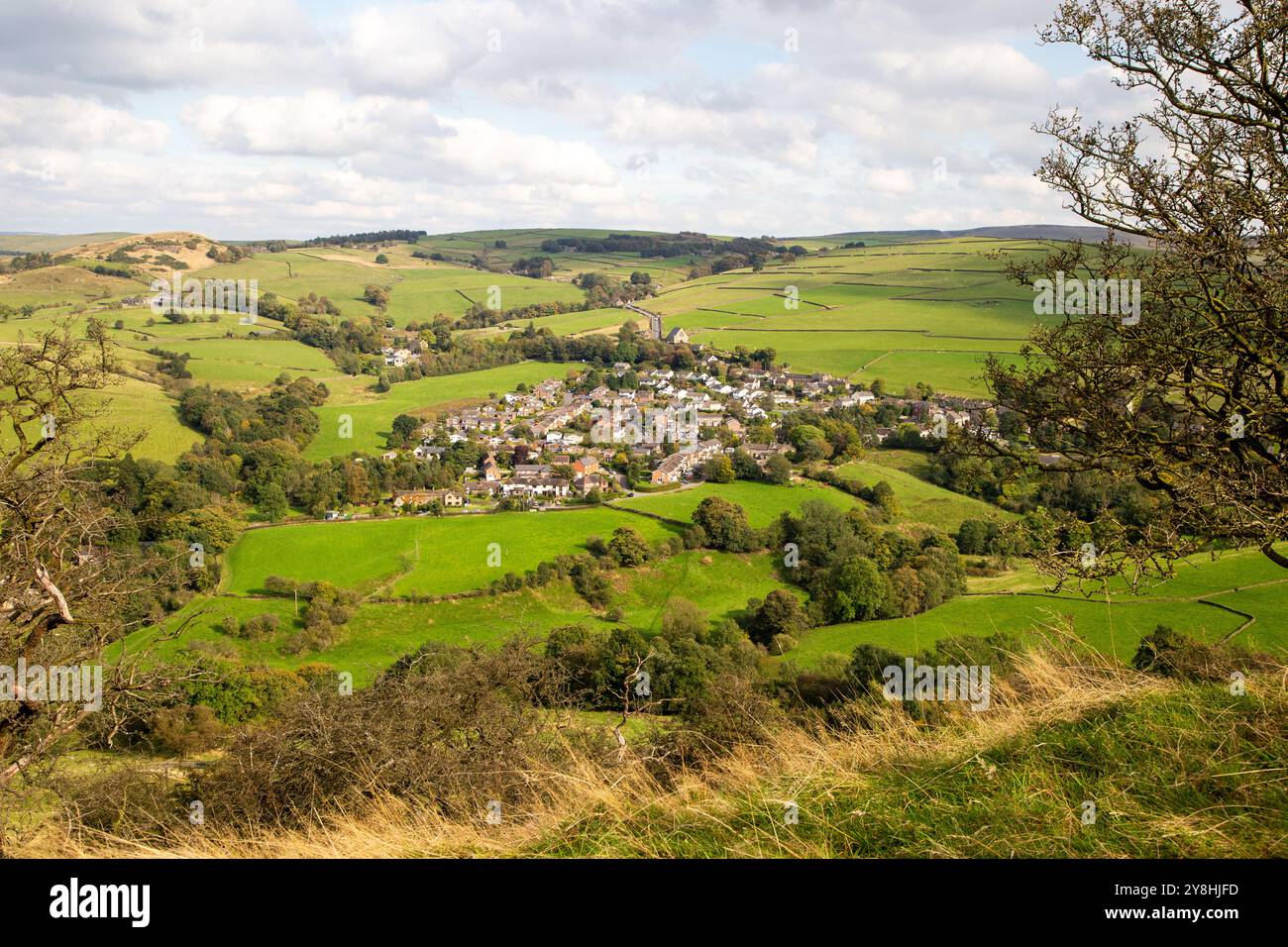 Vista dall'alto del villaggio di Rainow nel Cheshire, annidato ai piedi della cresta di Kerridge tra Macclesfield e Bollington Foto Stock