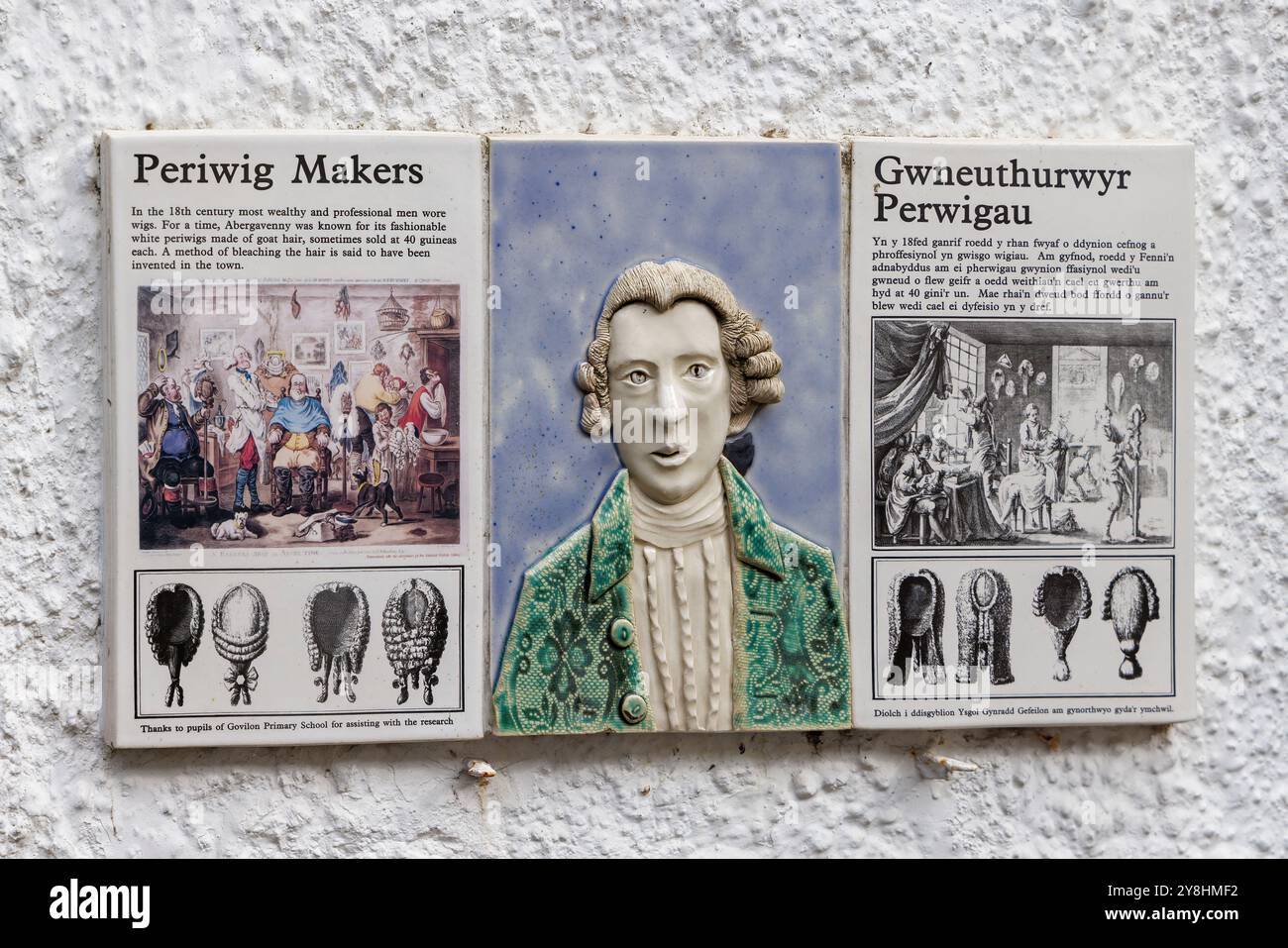 Periwig Makers informazioni pannello commemorativo realizzato in ceramica su parete ad Abergavenny, Galles, Regno Unito Foto Stock