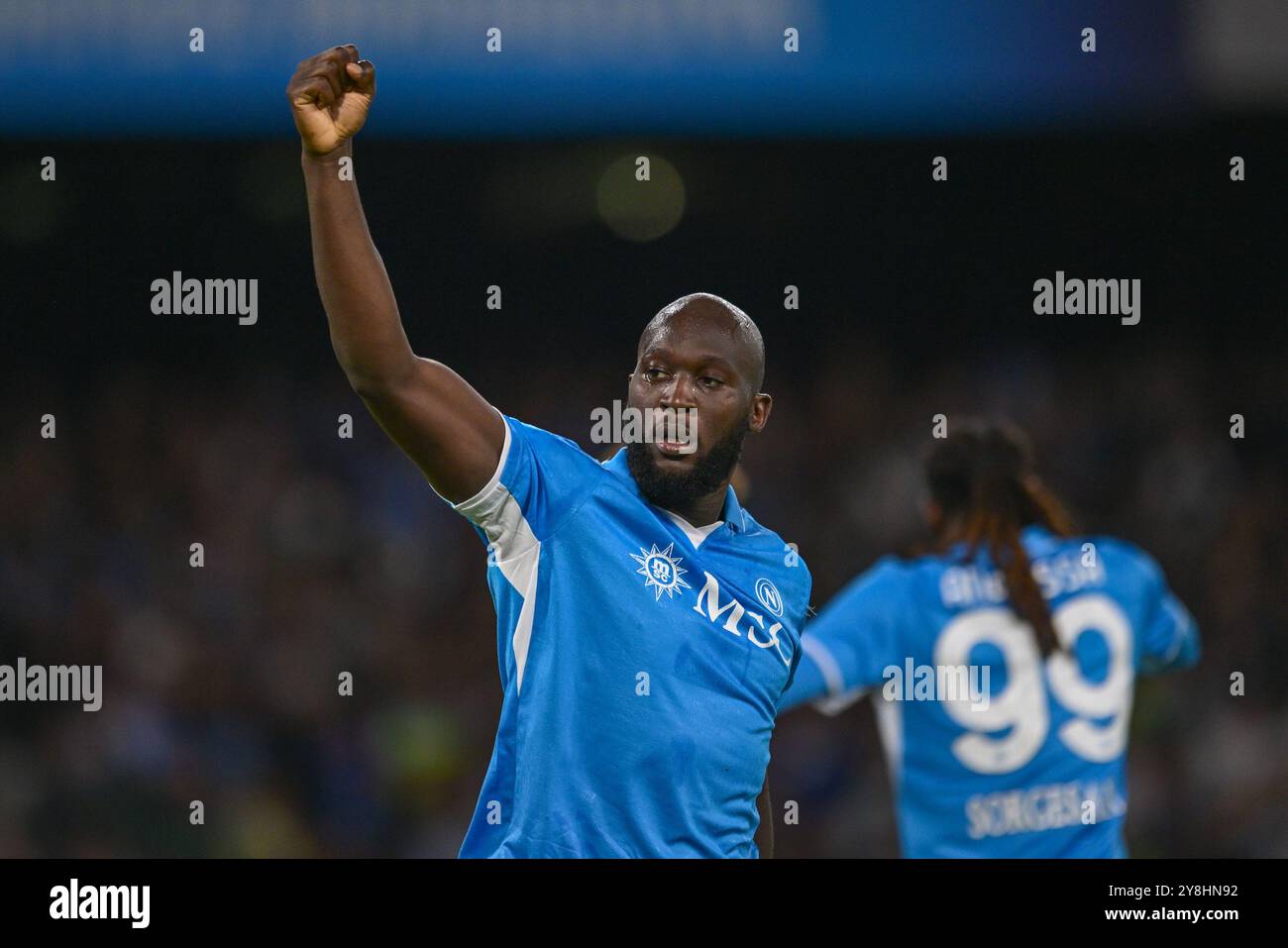 Romelu Lukaku della SSC Napoli festeggia dopo aver segnato un gol durante la partita di serie A tra SSC Napoli e Como 1907 al Diego Armando Maradona Stadiu Foto Stock