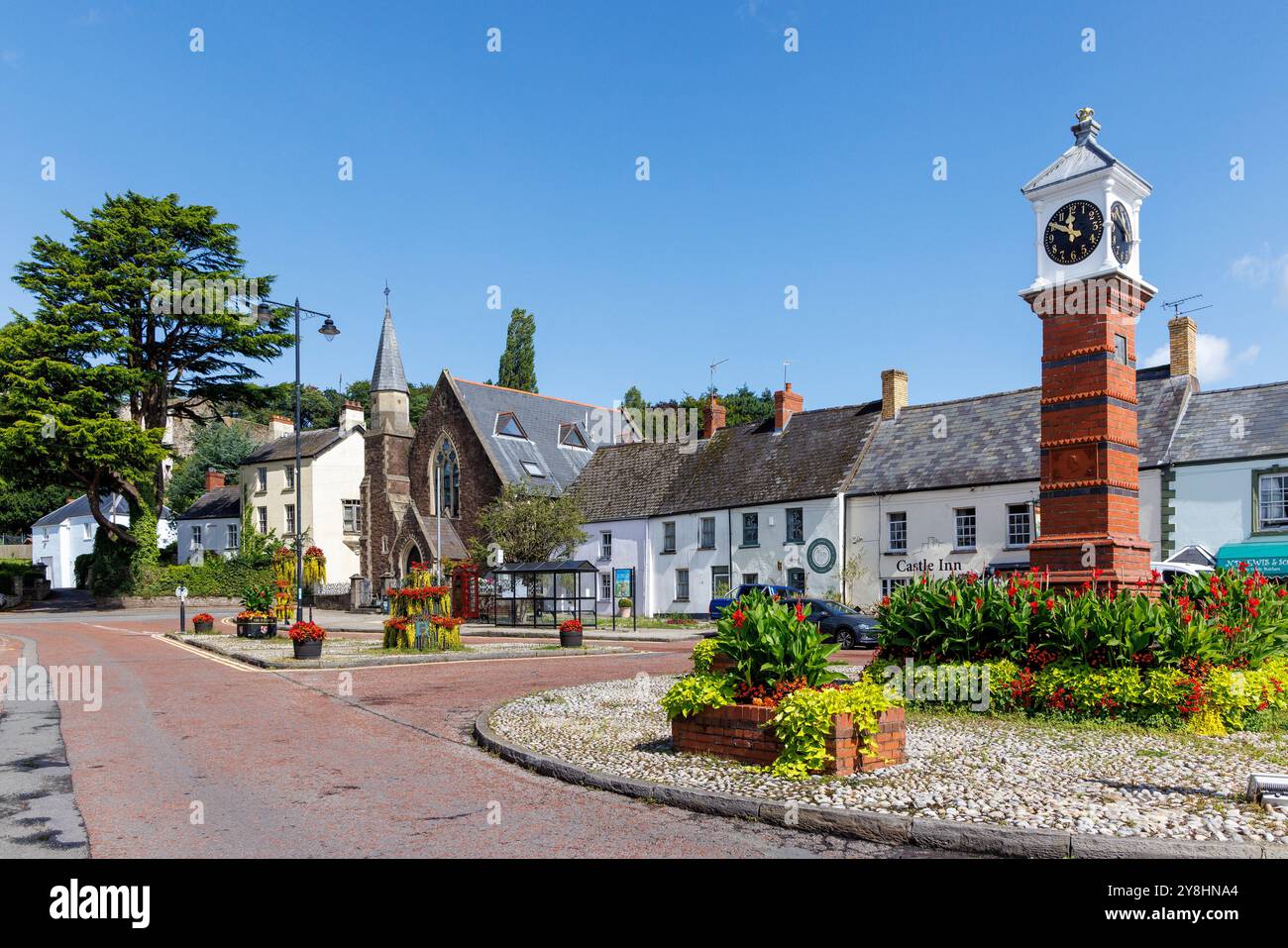 Torre dell'orologio del centro città, Usk, Monmouthshire, Galles, Regno Unito Foto Stock