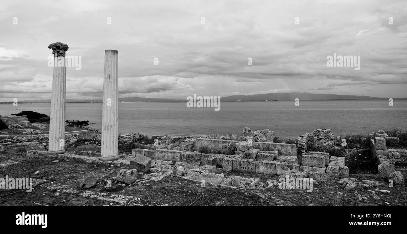 sito archeologico di tharros e vecchia torre. Capo san marco, provincia, oristano, sardegna, italia Foto Stock