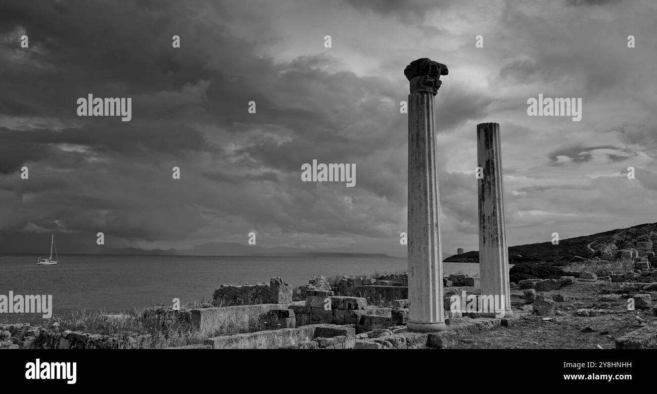 sito archeologico di tharros e vecchia torre. Capo san marco, provincia, oristano, sardegna, italia Foto Stock