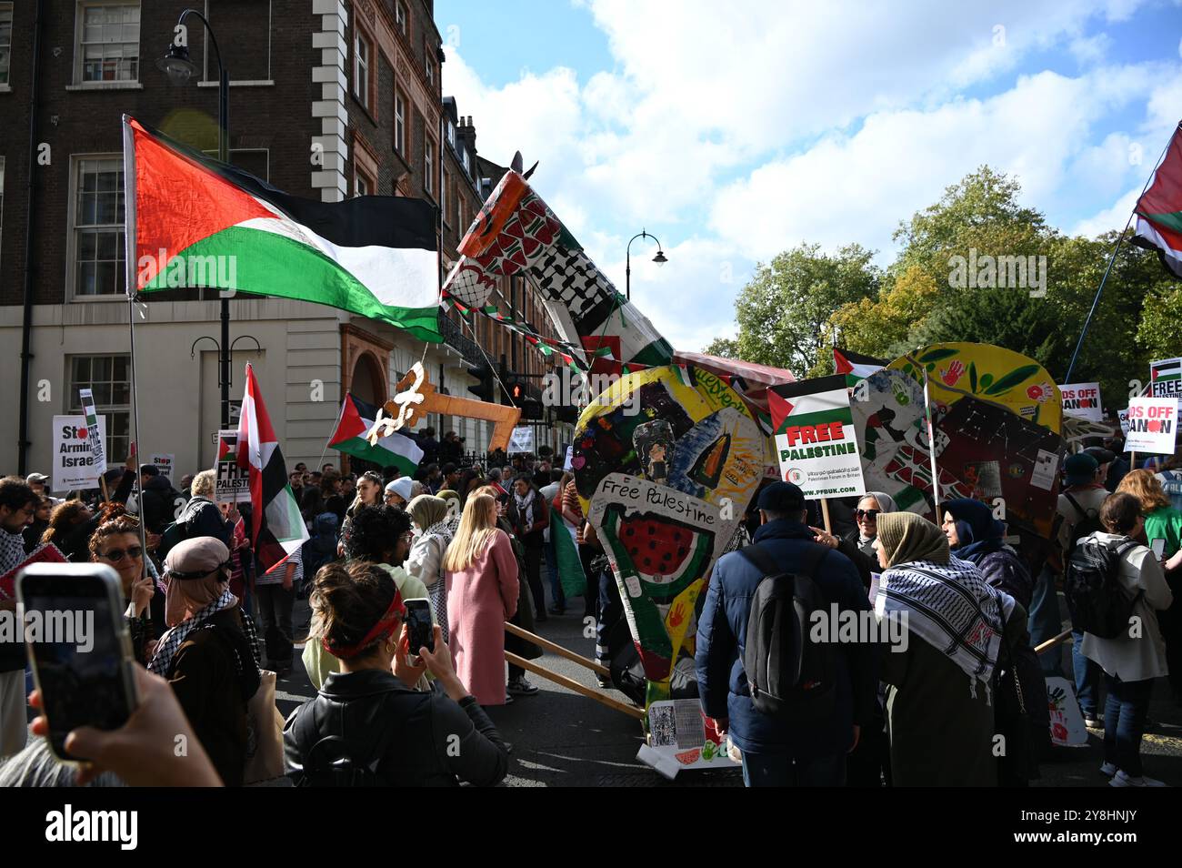 LONDRA, INGHILTERRA: 5 ottobre 2024: Un anno dopo, la verità sulla democrazia occidentale continua a fornire più armi e finanziamenti a Israele, incoraggiandoli a commettere il genocidio a Gaza. L'intero mondo occidentale sta marciando per la Palestina, mentre segnamo un anno dal genocidio di Israele contro il popolo palestinese. Come funziona la democrazia? I manifestanti che sostengono la democrazia scelgono il leader del partito per finanziare la guerra e fornire armi in tutto il mondo, usate per genocidio di persone di colore. Oggi, la marcia chiede un cessate il fuoco e di smettere di armare Israele a Londra, nel Regno Unito. (Foto di 李世惠/vedi li/Pi Foto Stock