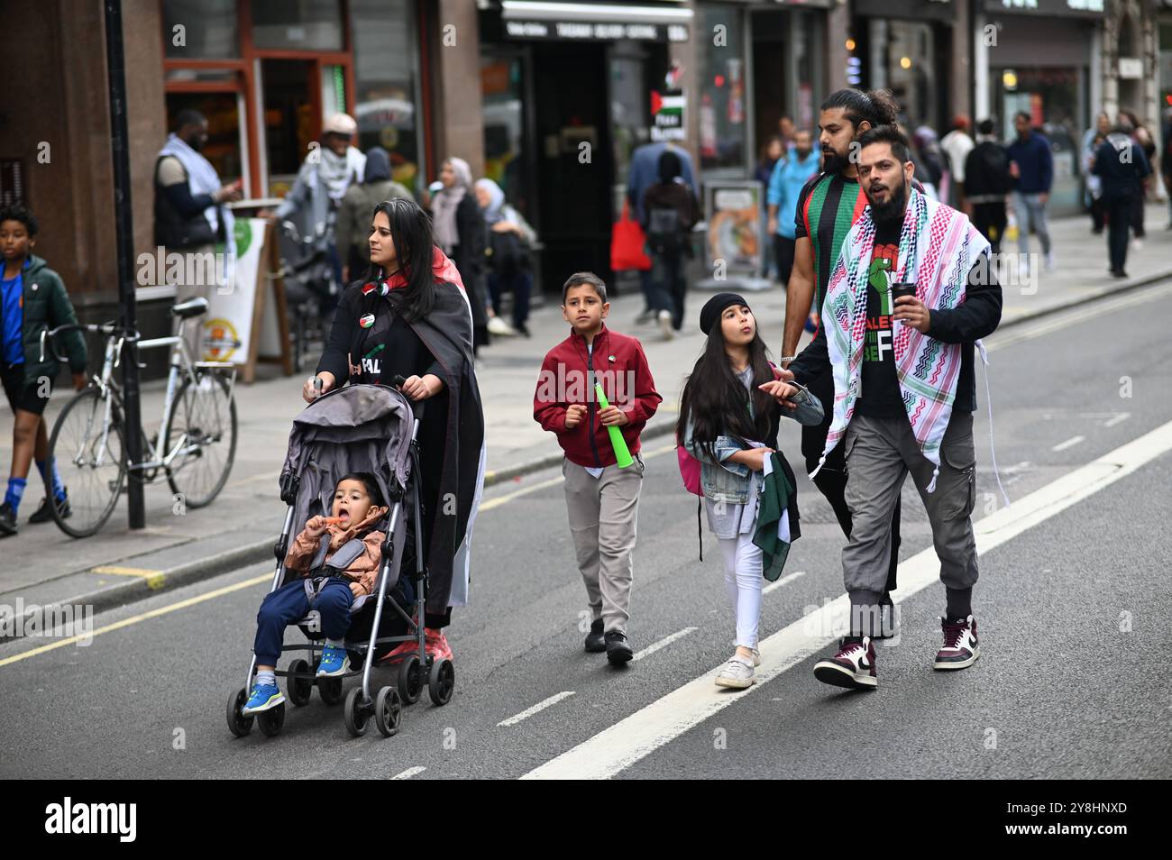 LONDRA, INGHILTERRA: 5 ottobre 2024: Un anno dopo, la verità sulla democrazia occidentale continua a fornire più armi e finanziamenti a Israele, incoraggiandoli a commettere il genocidio a Gaza. L'intero mondo occidentale sta marciando per la Palestina, mentre segnamo un anno dal genocidio di Israele contro il popolo palestinese. Come funziona la democrazia? I manifestanti che sostengono la democrazia scelgono il leader del partito per finanziare la guerra e fornire armi in tutto il mondo, usate per genocidio di persone di colore. Oggi, la marcia chiede un cessate il fuoco e di smettere di armare Israele a Londra, nel Regno Unito. (Foto di 李世惠/vedi li/Pi Foto Stock