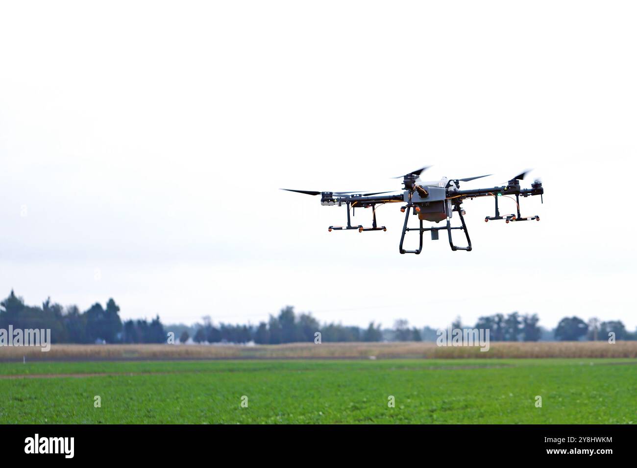 Drone agricolo speciale, aereo per campi di irrorazione. Trattamenti di protezione delle colture contro i parassiti mediante un drone. Foto Stock Drone agricolo speciale, aereo per campi di irrorazione. Trattamenti di protezione delle colture contro i parassiti mediante un drone. Foto Stock