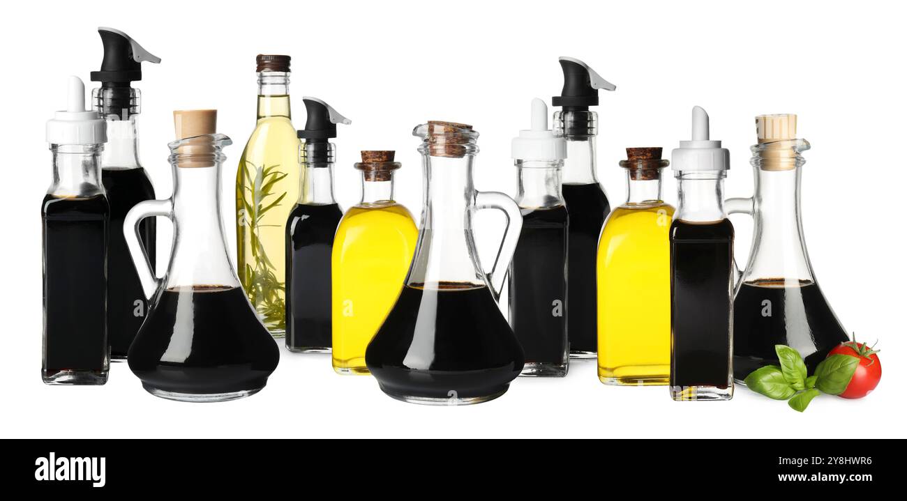 Gustoso aceto balsamico e olio su sfondo bianco, set Foto Stock