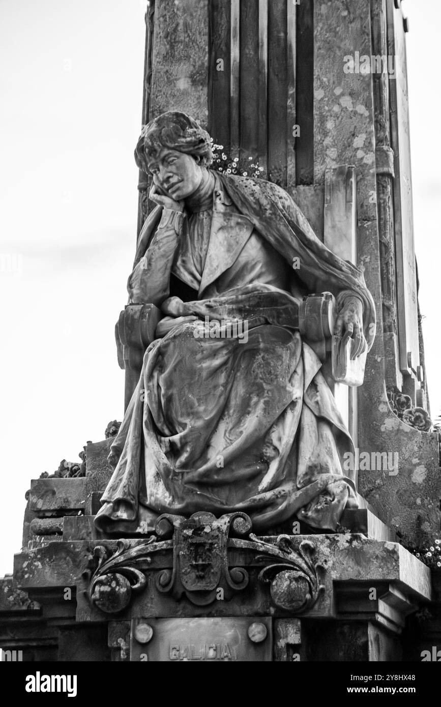 Statua della famosa scrittrice e poetessa galiziana Rosalia de Castro nel parco Alameda a Santiago de Compostela, Spagna Foto Stock