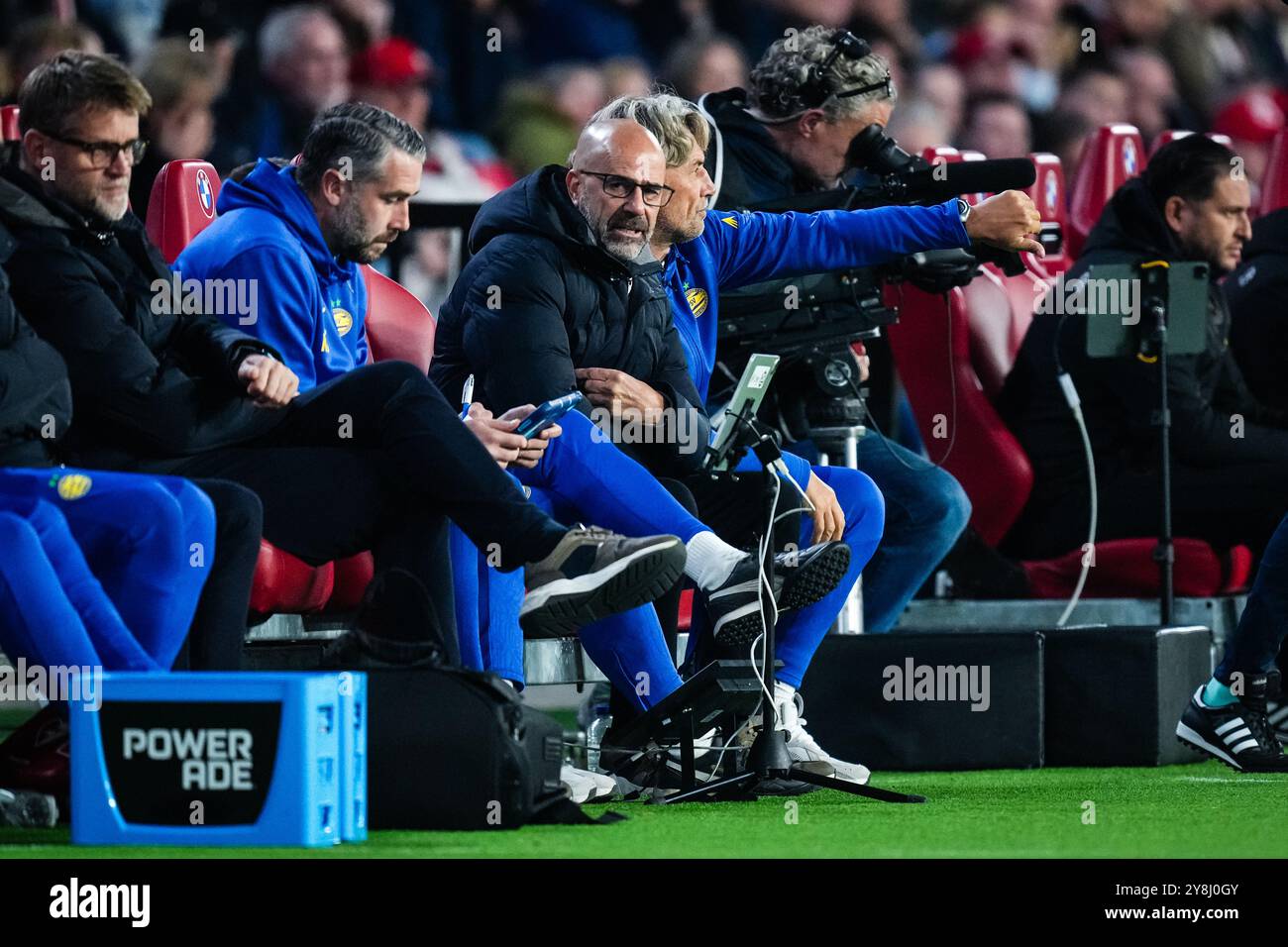 Eindoven, Paesi Bassi. 5 ottobre 2024. Eindhoven - allenatore del PSV Peter Bosz durante l'ottavo round della stagione Eredivisie 2024/2025. La partita è ambientata tra PSV e Sparta Rotterdam al Philips Stadion il 5 ottobre 2024 a Eindhoven, nei Paesi Bassi. (VK Sportphoto/Yannick Verhoeven) credito: Yannick Verhoeven/Alamy Live News Foto Stock