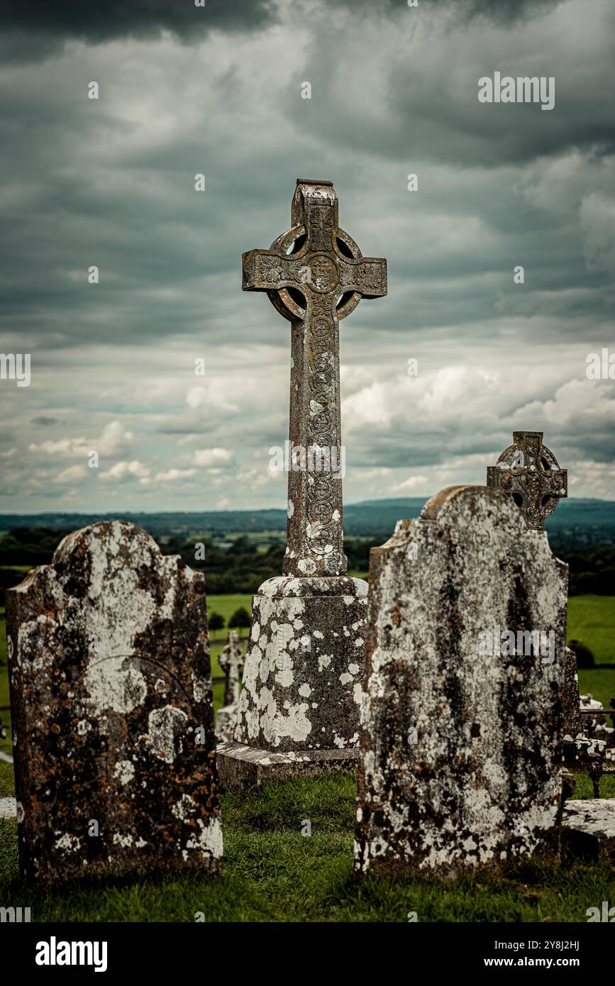 Una croce celtica in cemetria a Rock of Cashel, un simbolo del patrimonio e della cultura irlandese, Cashel, Contea di Tipperary, Irlanda Foto Stock