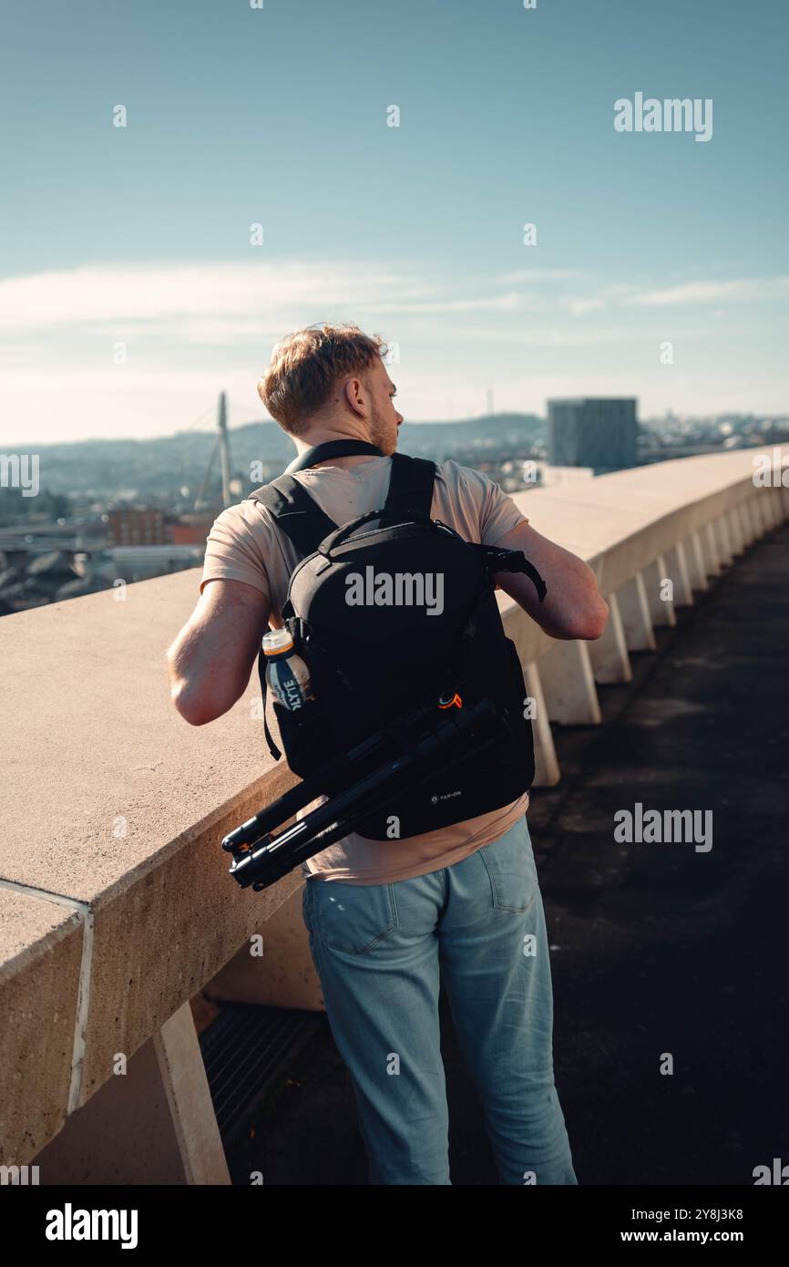 Uomo con zaino nero che si affaccia su Porto, Portogallo fuori dall'Estadio do Dragao Foto Stock