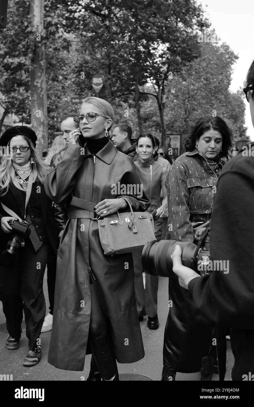 Caro Daur indossa un lungo cappotto in pelle rosso/marrone/bordeaux, un maglione con collo a tartaruga nero e occhiali da sole alla Hermès Paris Fashion Week SS25 Foto Stock