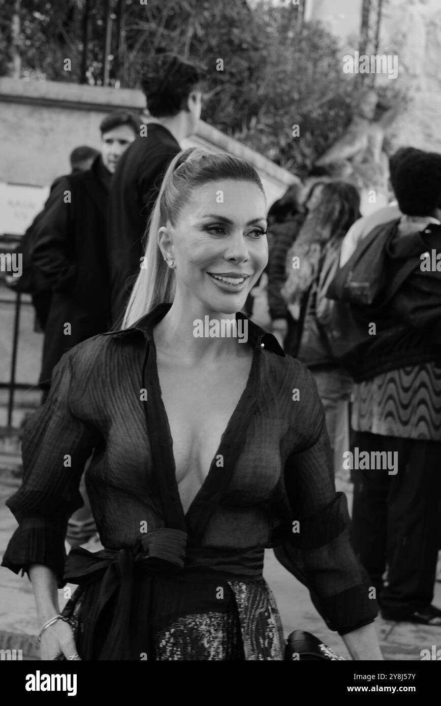 LIS Faiad un raffinato abito in tessuto con apertura a V e pochette alla sfilata Elie Saab alla Paris Fashion Week SS25 Foto Stock