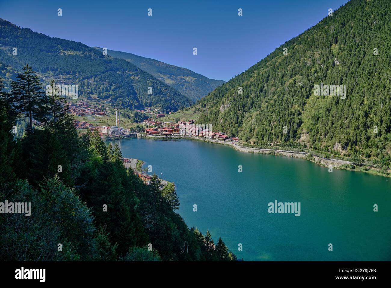 Il lago Uzungöl (lago lungo) è un lago situato a sud della città di Trabzon, nel distretto di Caykara nella provincia di Trabzon, Turchia. Foto Stock