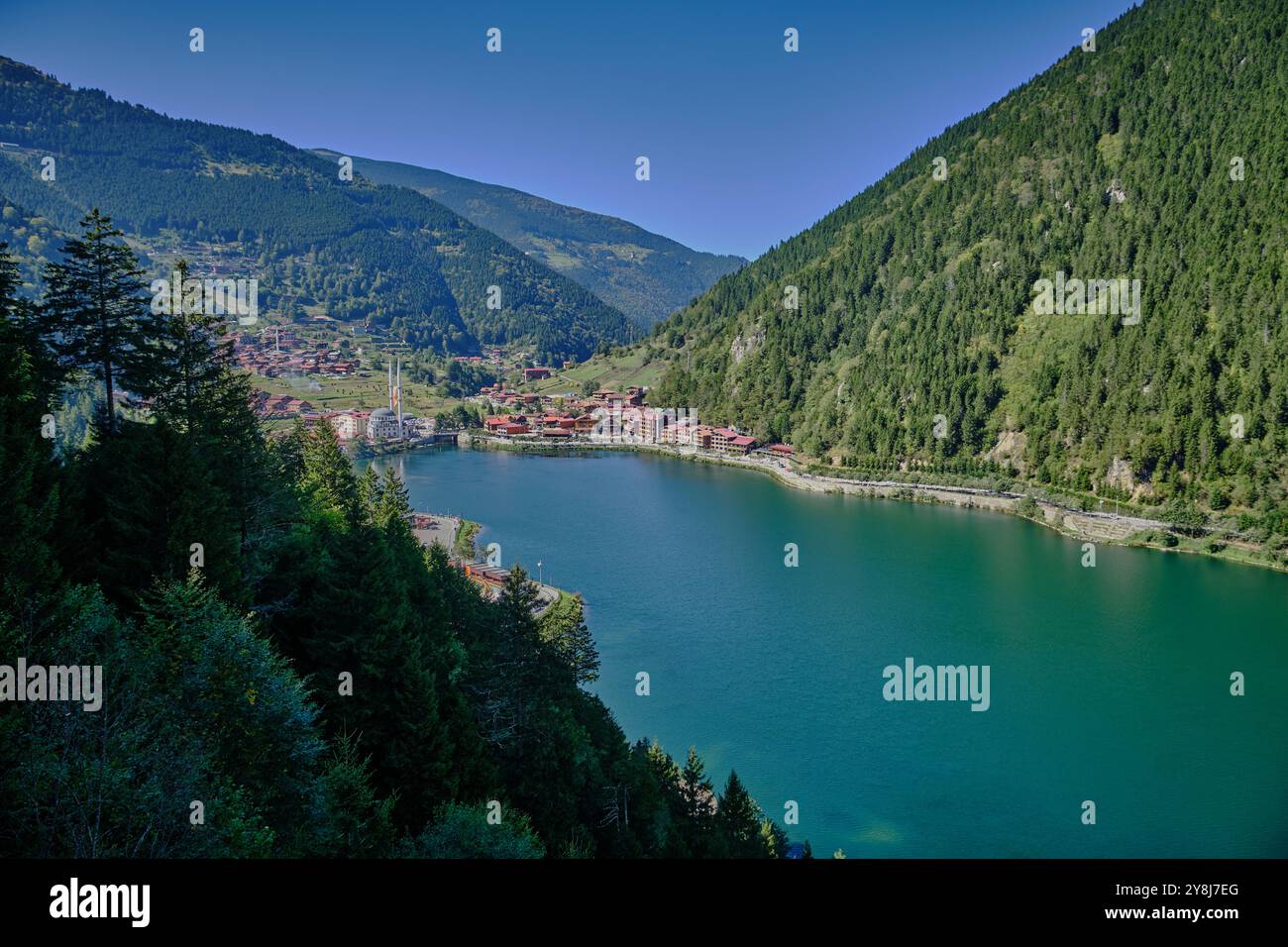 Il lago Uzungöl (lago lungo) è un lago situato a sud della città di Trabzon, nel distretto di Caykara nella provincia di Trabzon, Turchia. Foto Stock